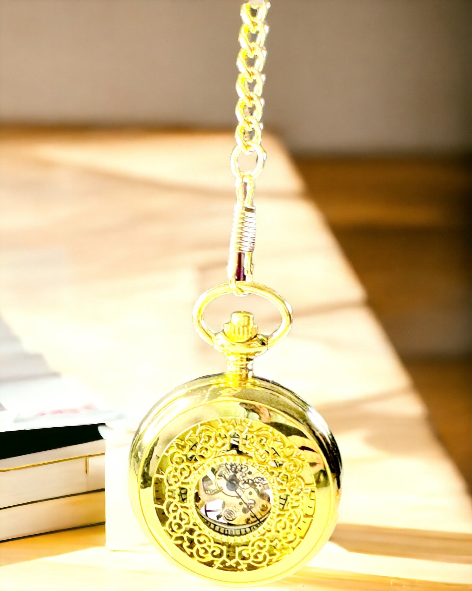 Montre de Poche Rétro Sculptée avec Mécanisme à Remontage Manuel, couleur Dorée avec Échelle Romaine et Cadran Lumineux, Style Vintage