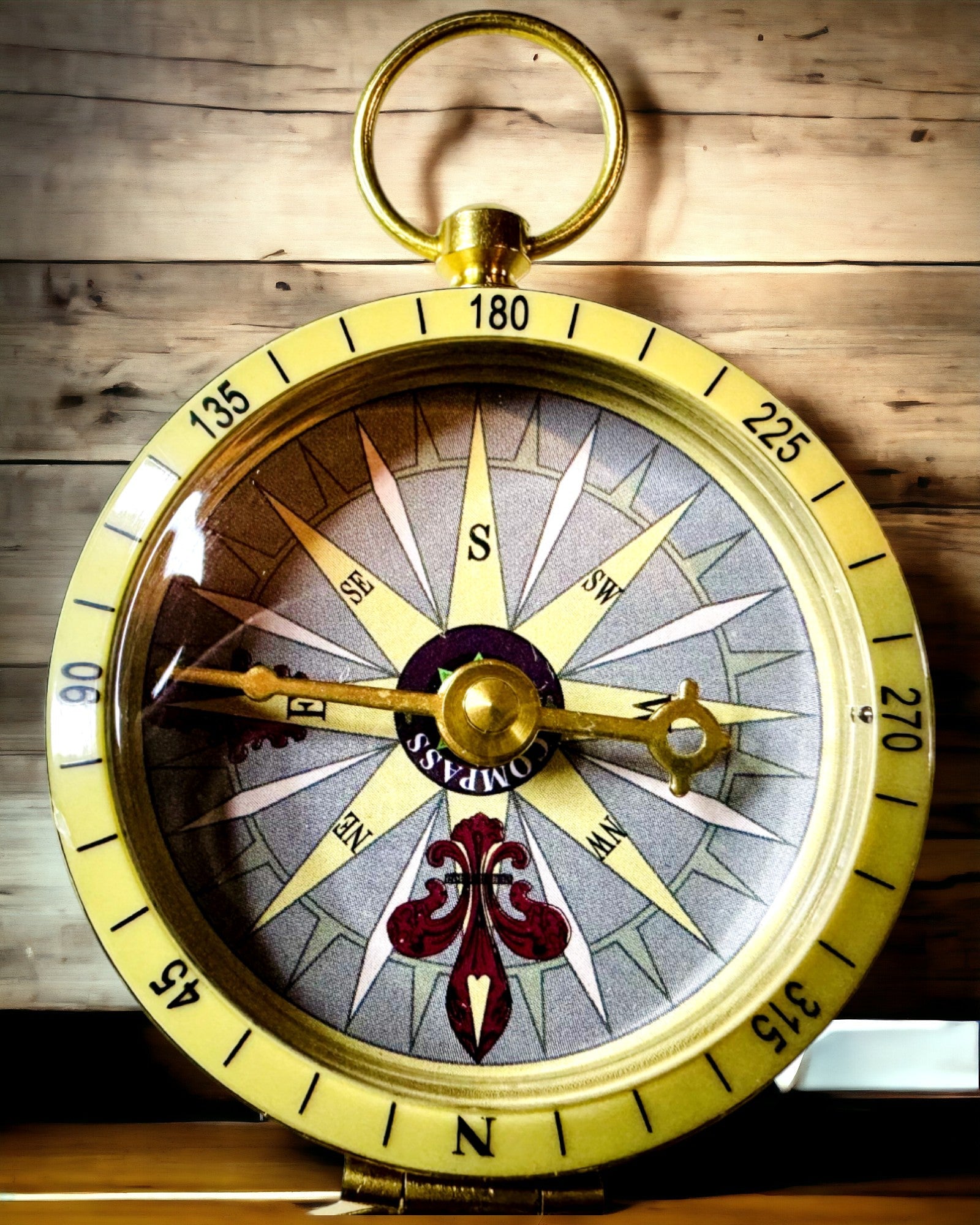 Boussole de Navigation Style Rétro – Instrument Portable et Précis pour Déterminer la Direction pour Voyageurs et Explorateurs. Gravure, personnalisation.