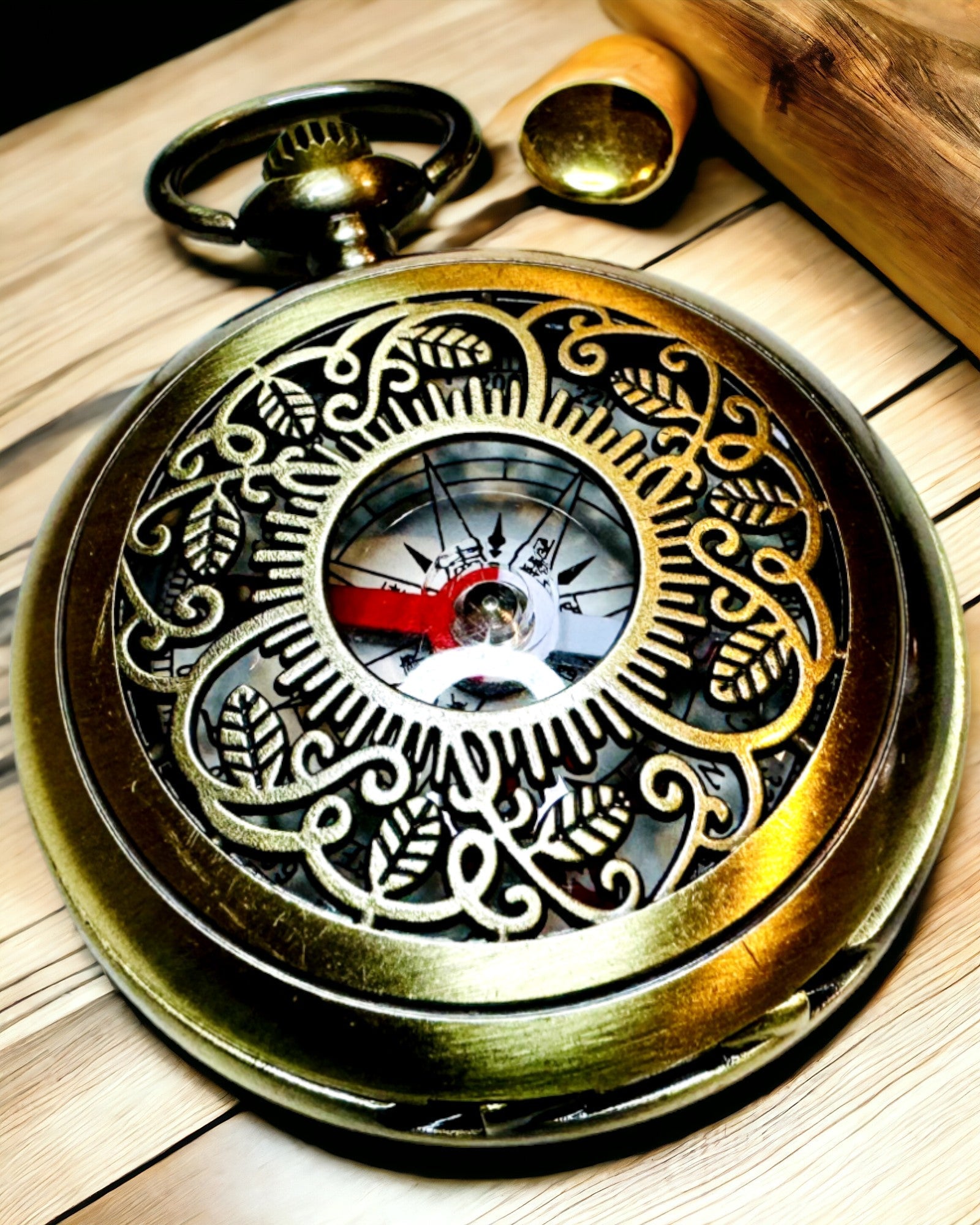 Vintage-Navigationskompass mit filigranem Muster – in Braun-Gold