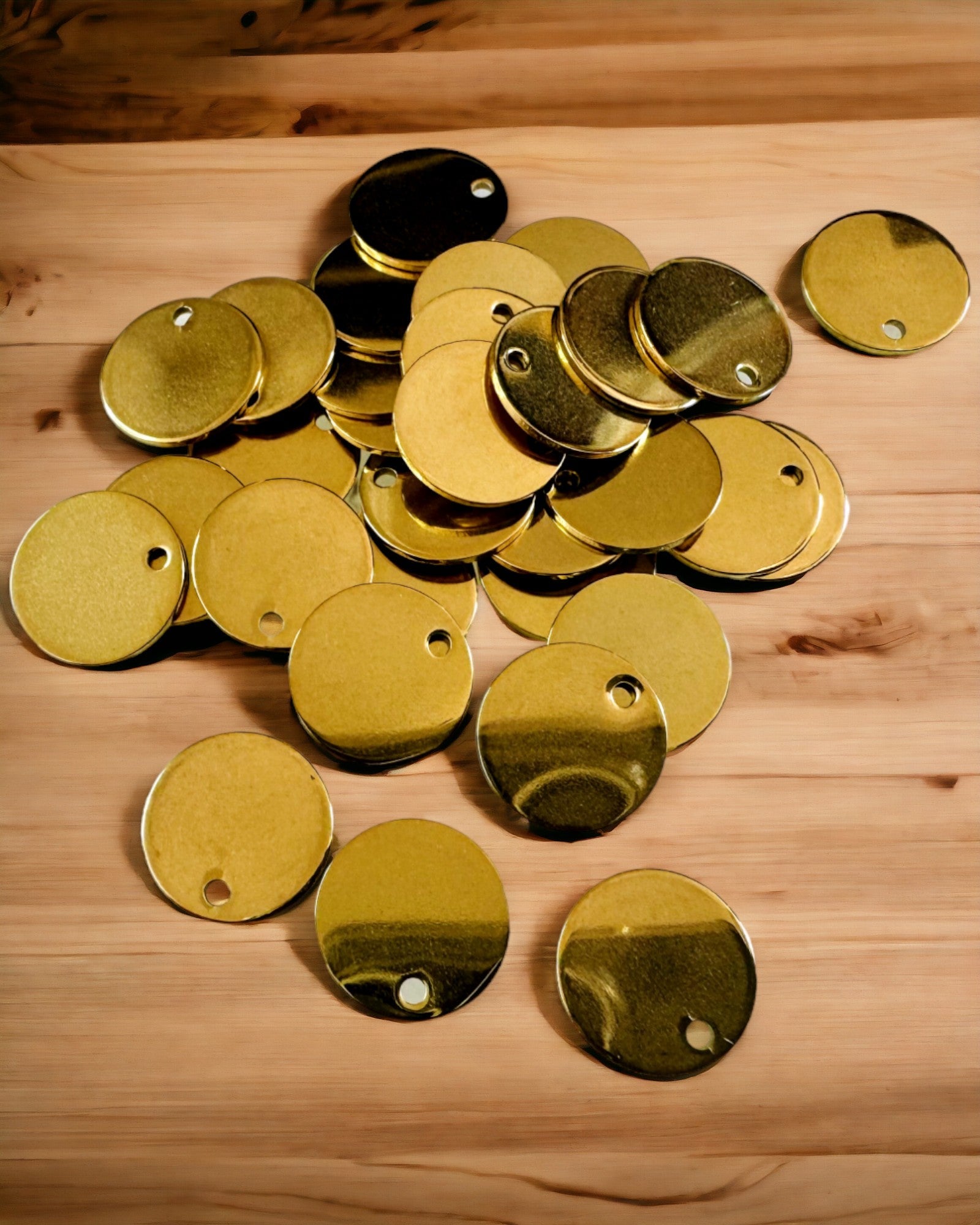 Runder Anhänger aus Edelstahl als Geschenk mit Personalisierungsmöglichkeit, Gravur