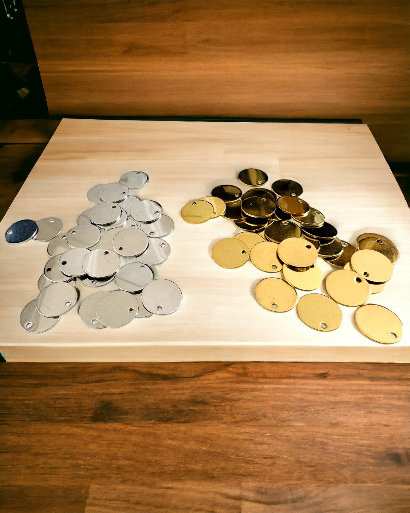 Runder Anhänger aus Edelstahl als Geschenk mit Personalisierungsmöglichkeit, Gravur