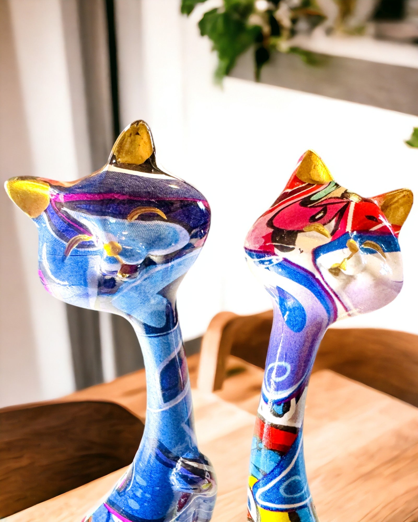 Figurines de Chats Abstraits "ArtCats", Peintes à la Main, Résine – 25 cm, 2 pcs.
