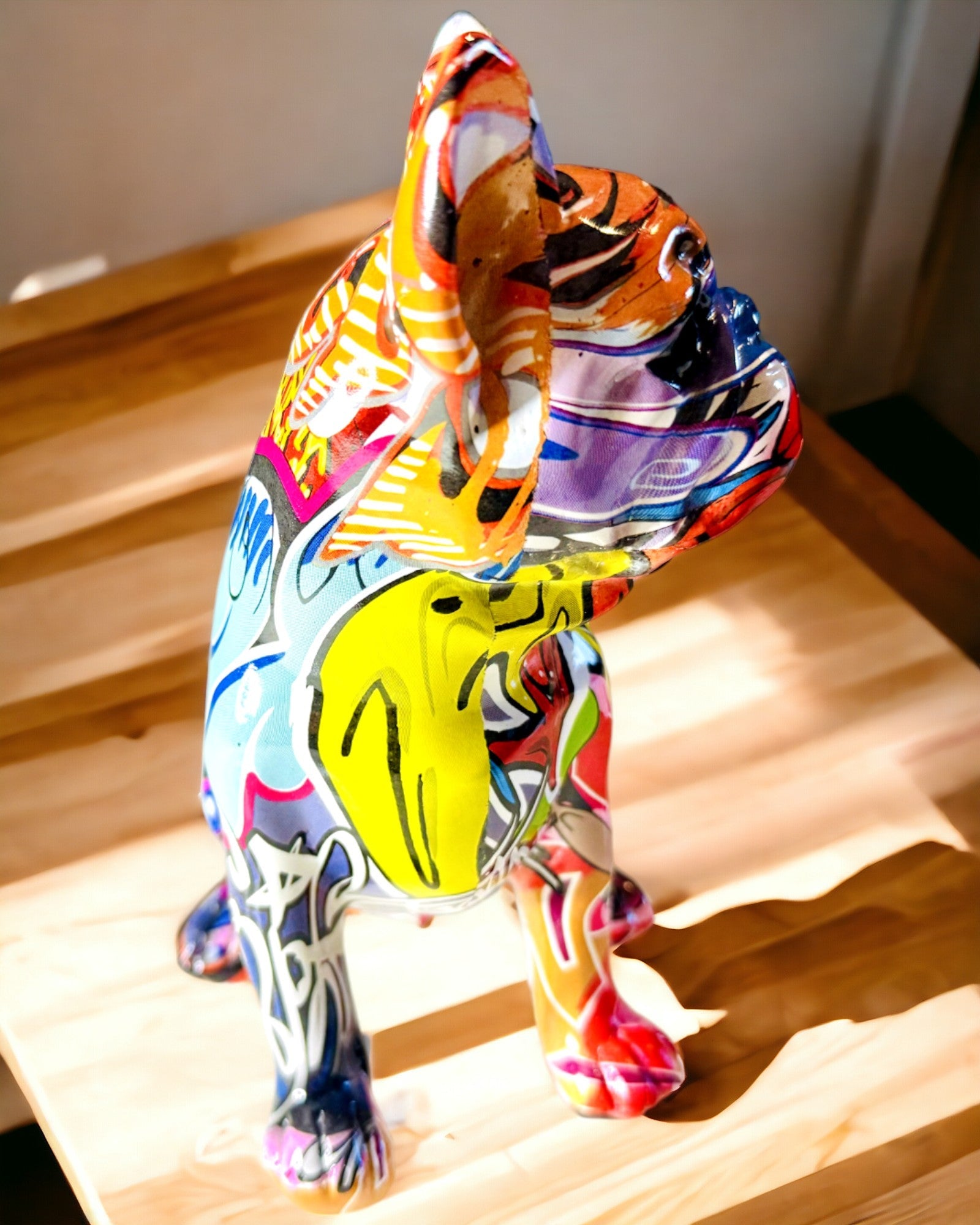 Figurine Bulldog Français Fait Main en Style Street Art avec Option de Gravure