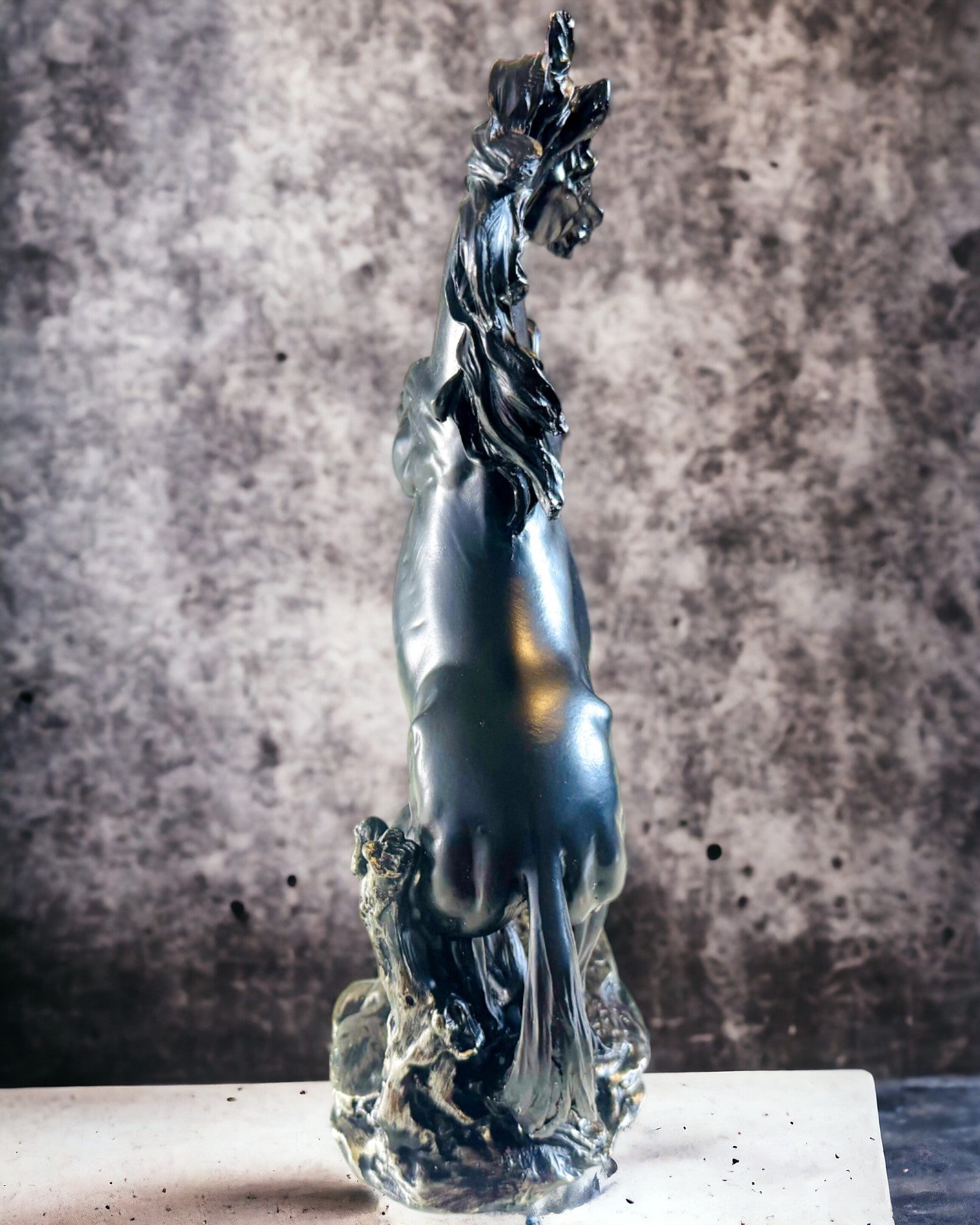 Czarna Perła - Sculpture de Cheval Élégance en Mouvement - Possibilité de Gravure