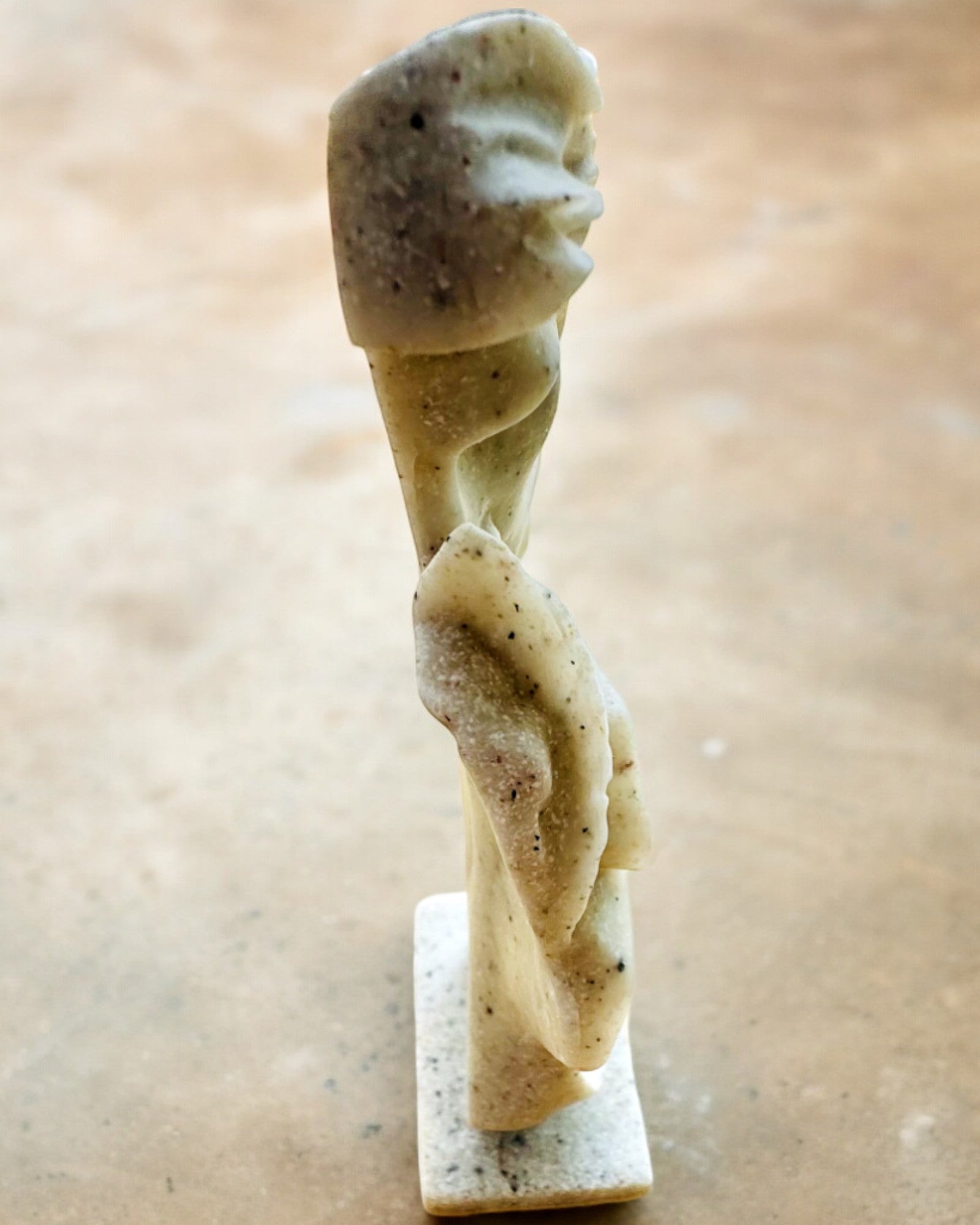 Figurine "Élégance en Pierre" couleur blanche - 13,5 cm de hauteur, Décorative avec Option de Gravure