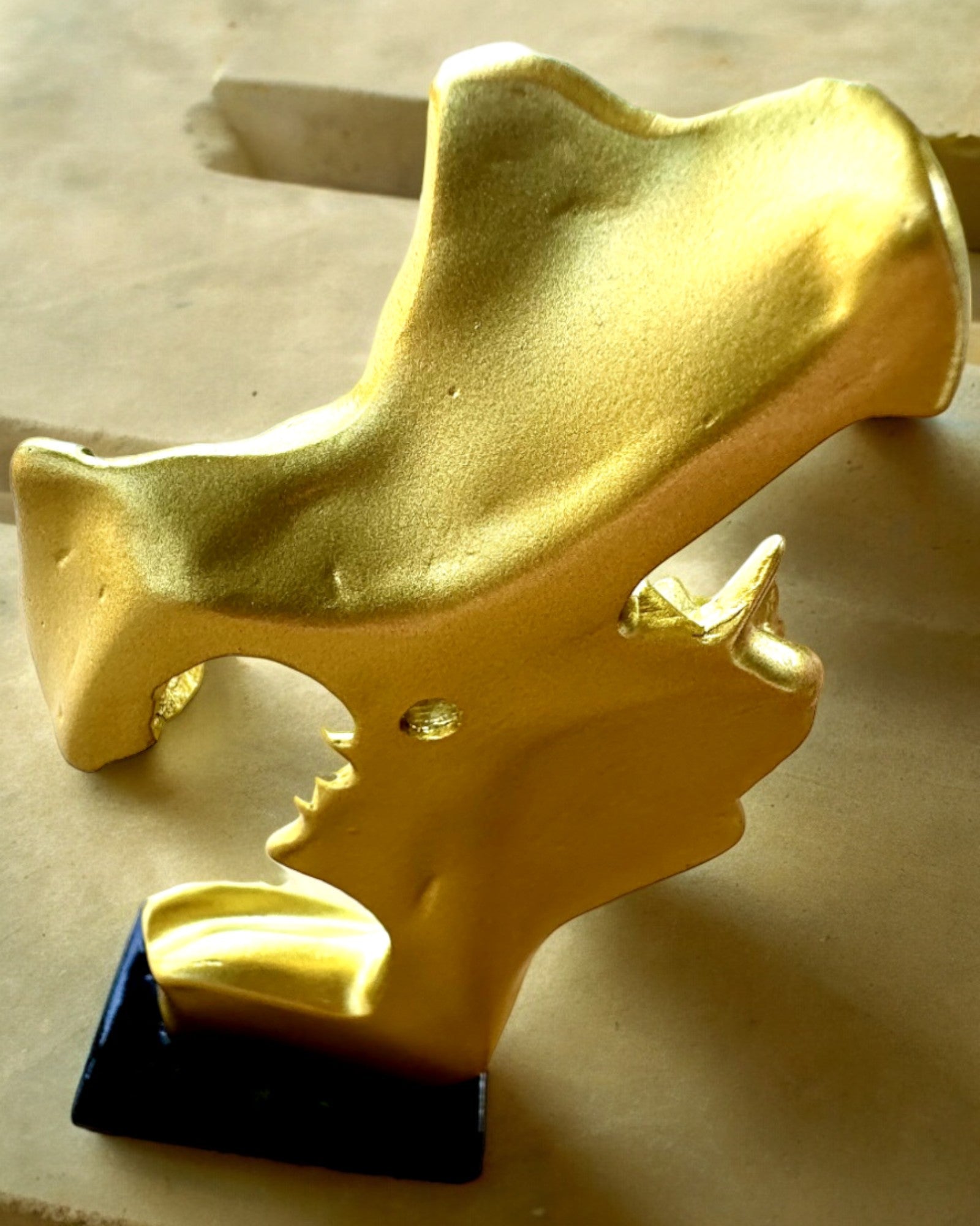 Figurine "Élégance en Pierre" couleur or - 13,5 cm de hauteur, Décorative avec Option de Gravure
