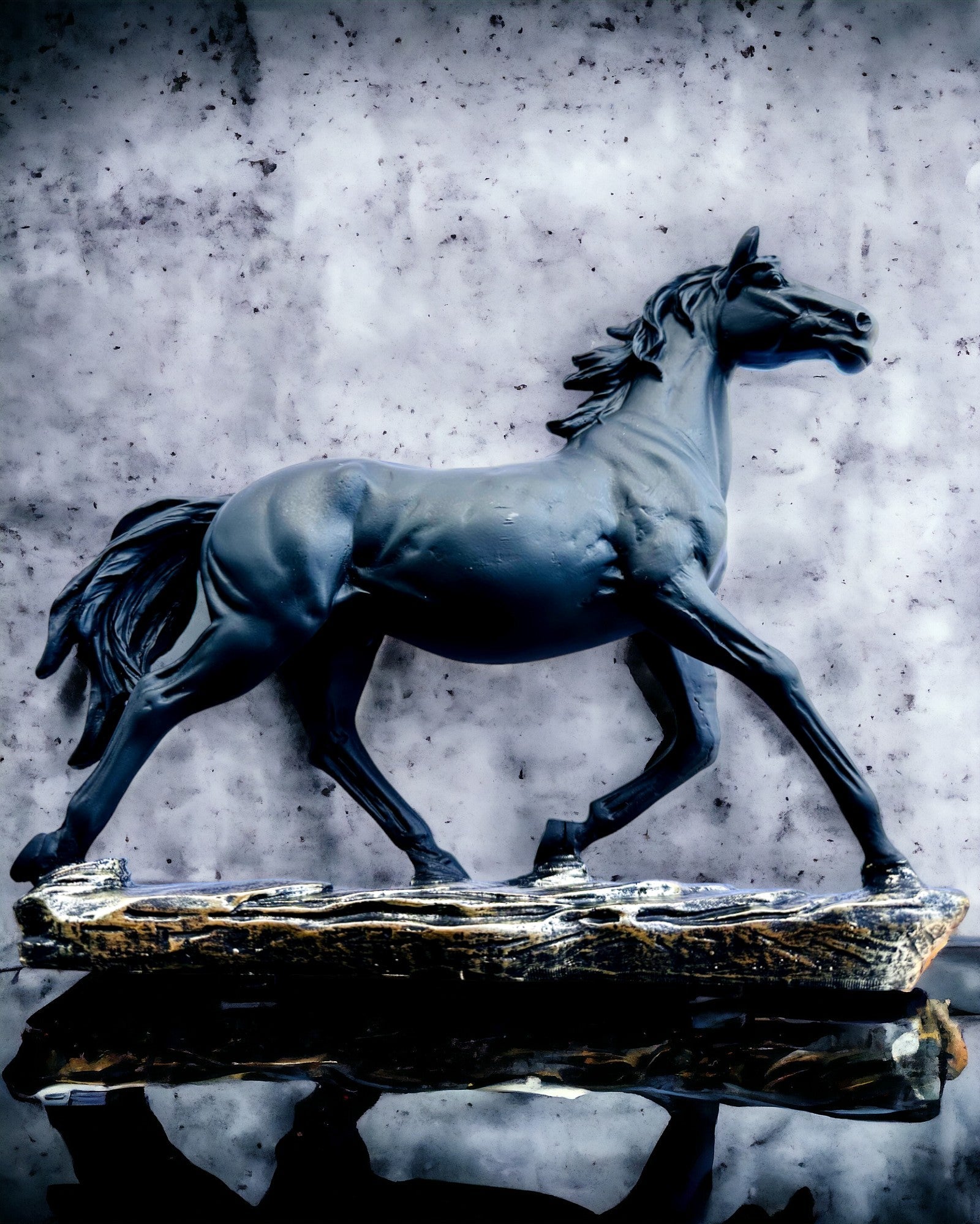 "Czarny Galop" - Élégante Figurine de Cheval avec Possibilité de Gravure