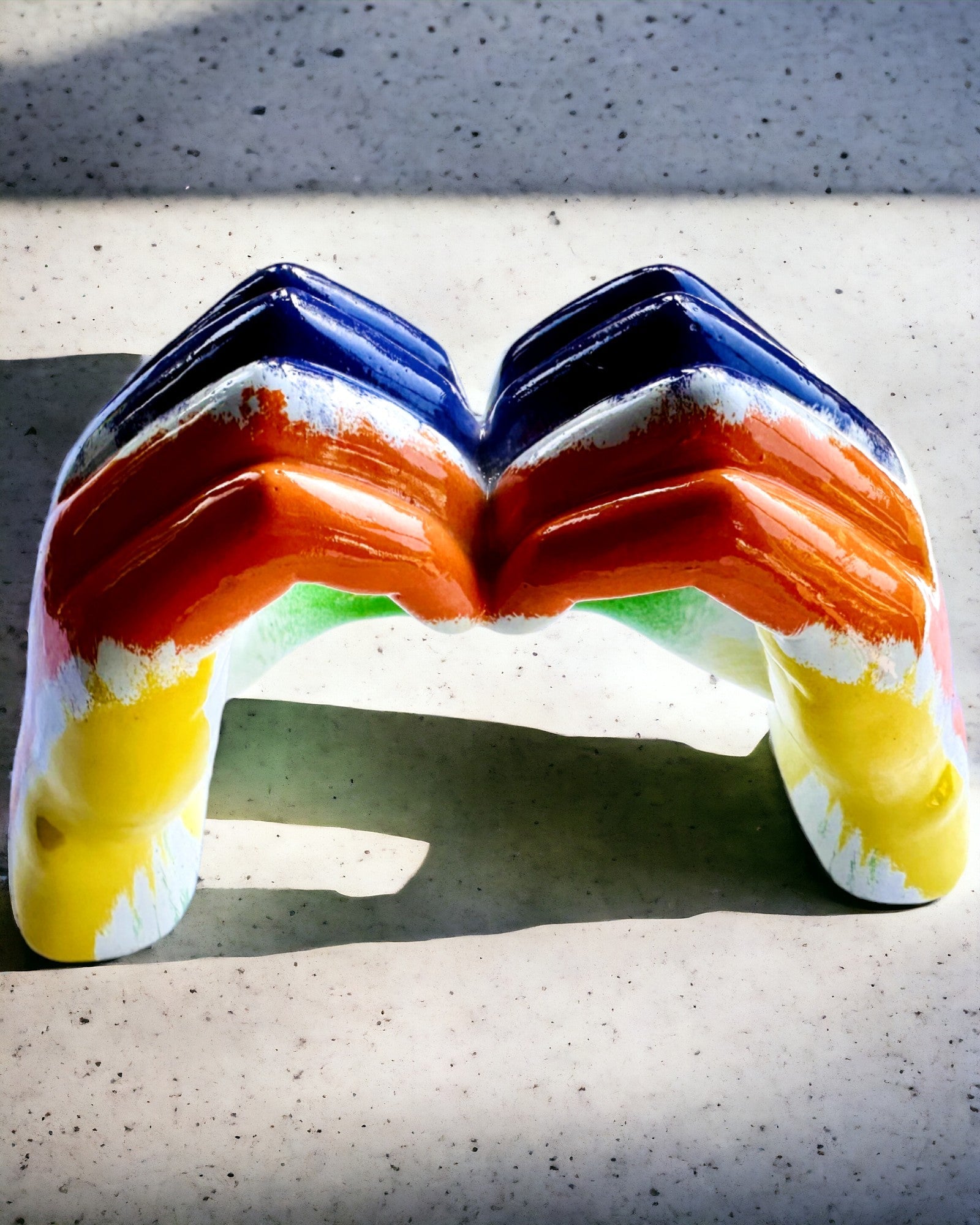 Buntes Herz im Raum - Dekorative Figur aus Harz mit Personalisierungsmöglichkeit, als Geschenk