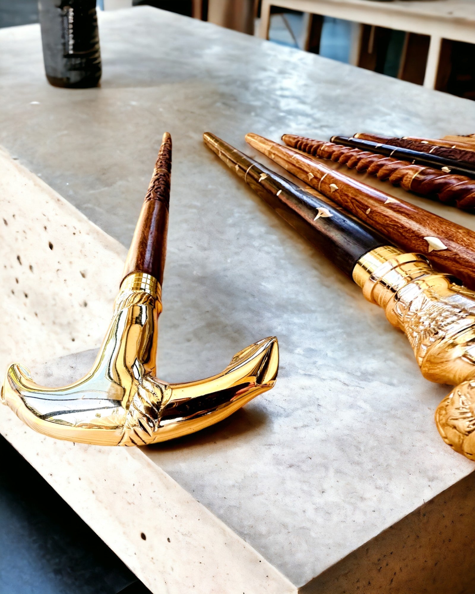Canne de Voyage Sculptée à la Main, pour la marche "Królewski Wędrowiec" en couleur marron avec motifs