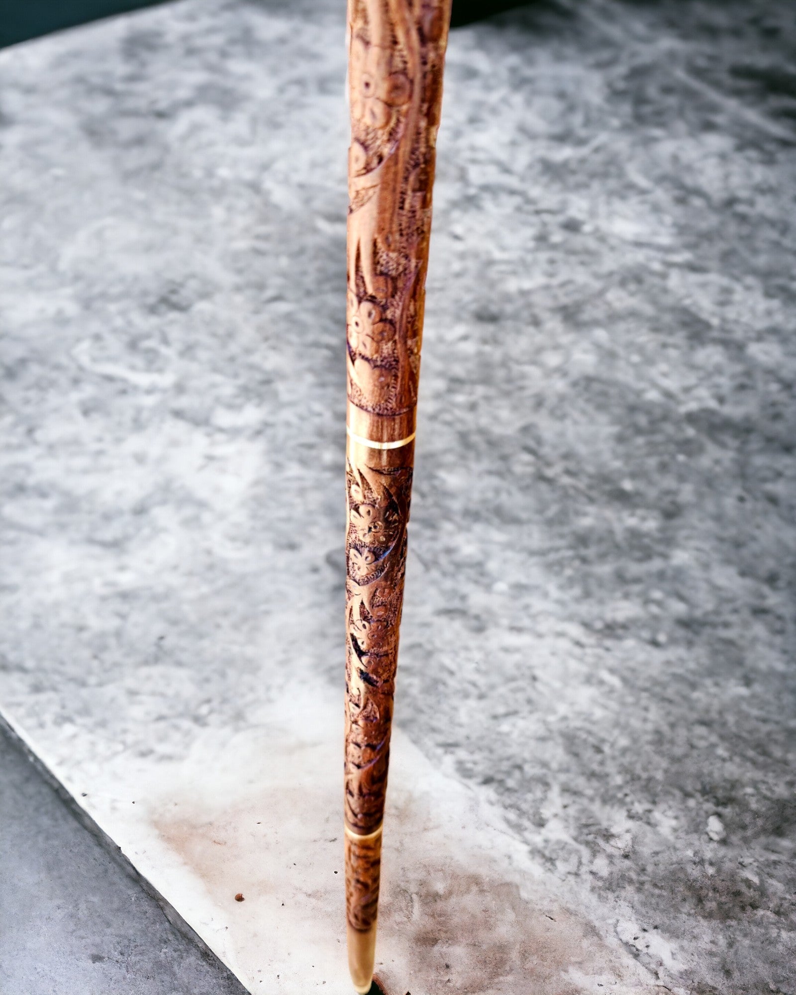 Canne de Voyage Sculptée à la Main, pour la marche "Królewski Wędrowiec" en couleur marron avec motifs
