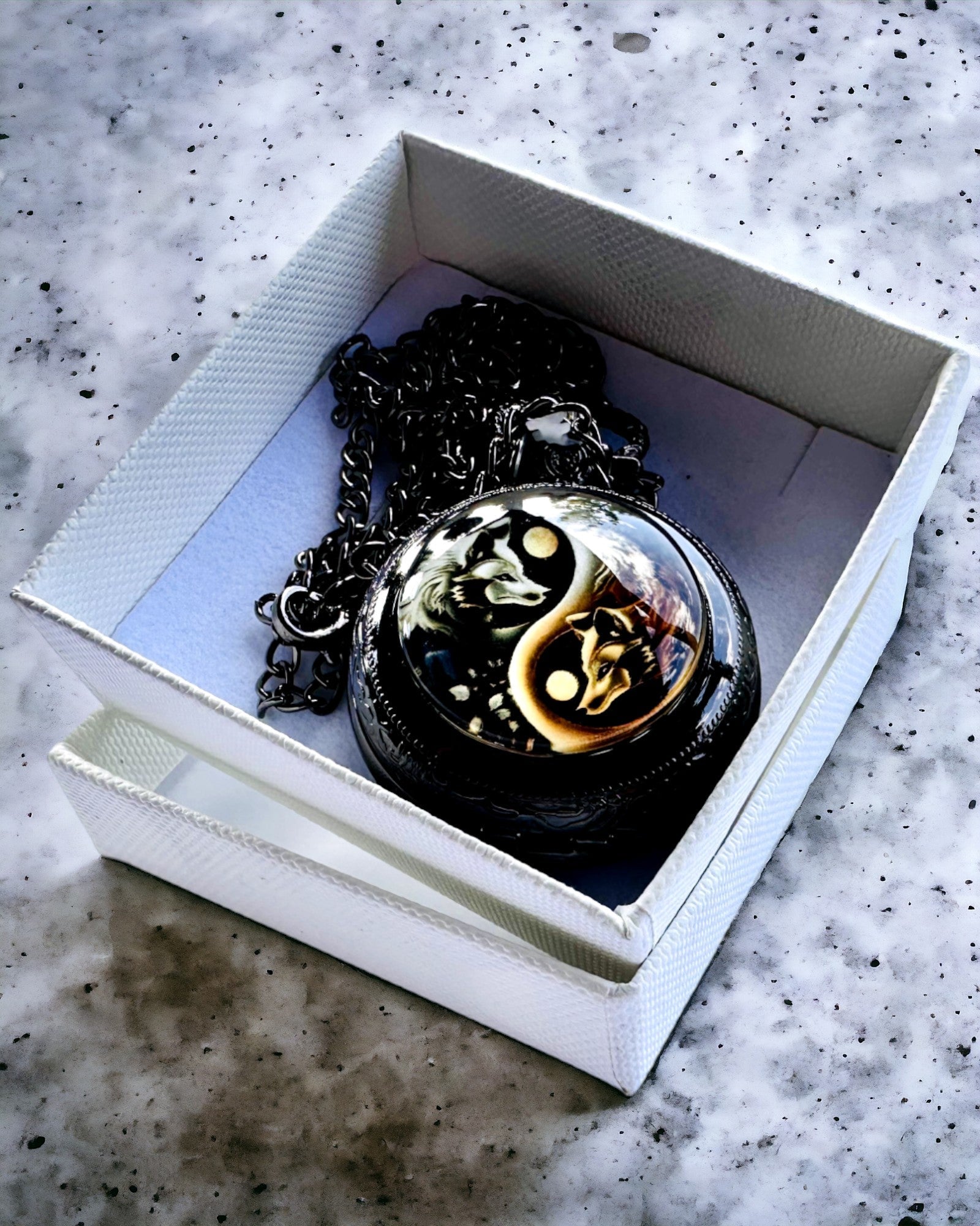 Montre de poche "Mystic Wolves" avec option de personnalisation par gravure