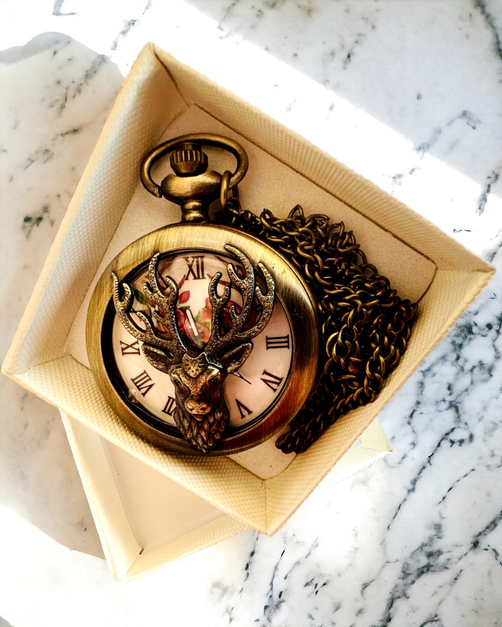 Montre de poche Gardien de la Forêt - Élégante montre avec motif de cerf, possibilité de personnalisation par gravure