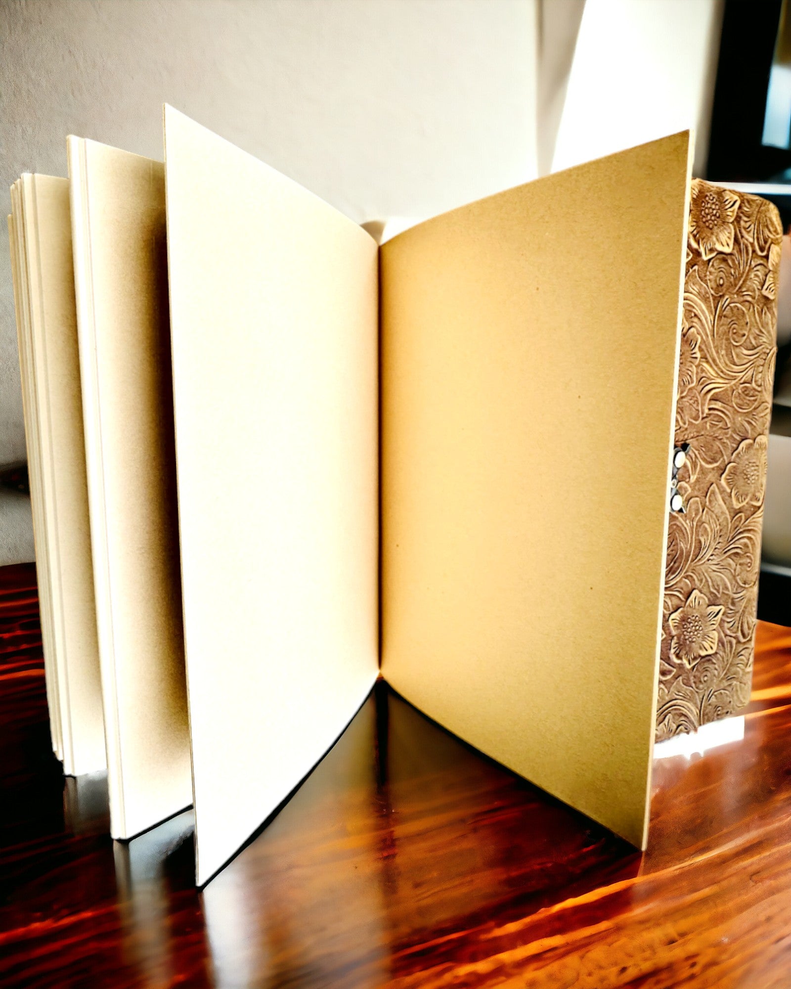 Carnet Rétro de Luxe avec Couverture en Cuir - "Vintage Elegance", 480 pages, possibilité de personnalisation par gravure