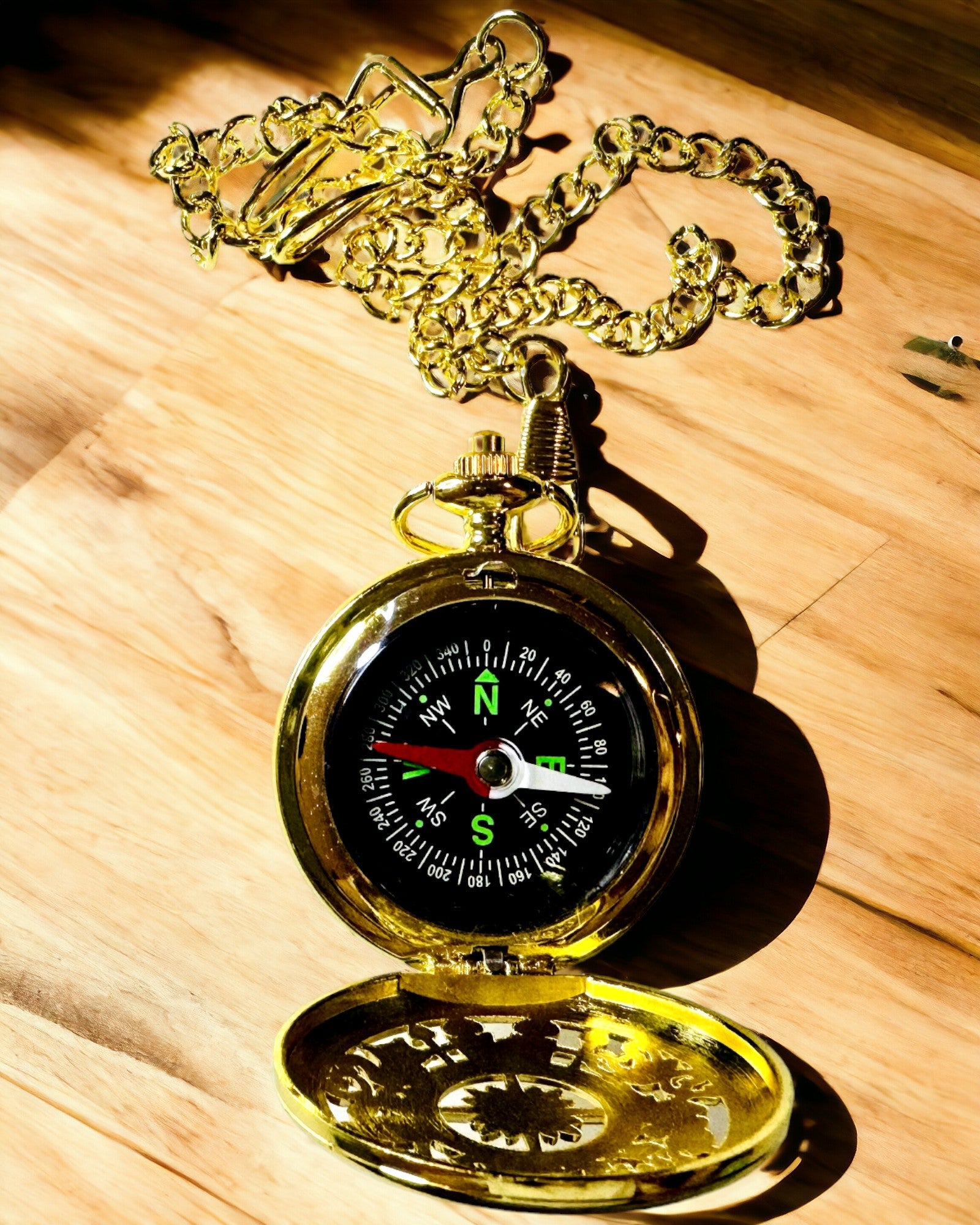 Vintage Stijl Navigatiekompas in Goudkleur met Decoratief Ontwerp – Uitrusting voor Bergavonturen en Ontdekkingen. Personalisatie met Gravure