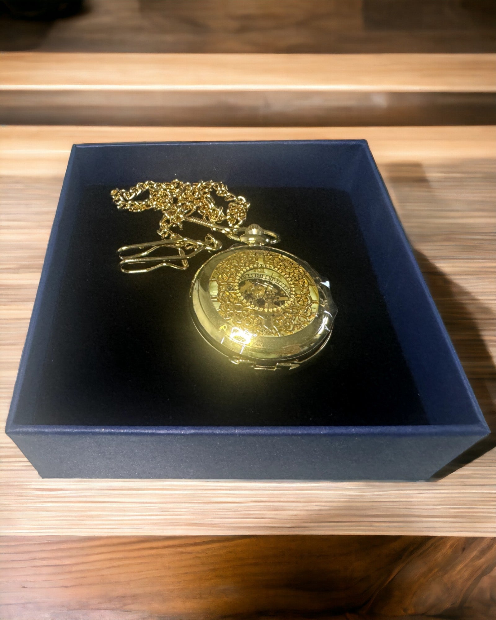 Montre de Poche Rétro Sculptée avec Mécanisme à Remontage Manuel, couleur Dorée avec Échelle Romaine et Cadran Lumineux, Style Vintage