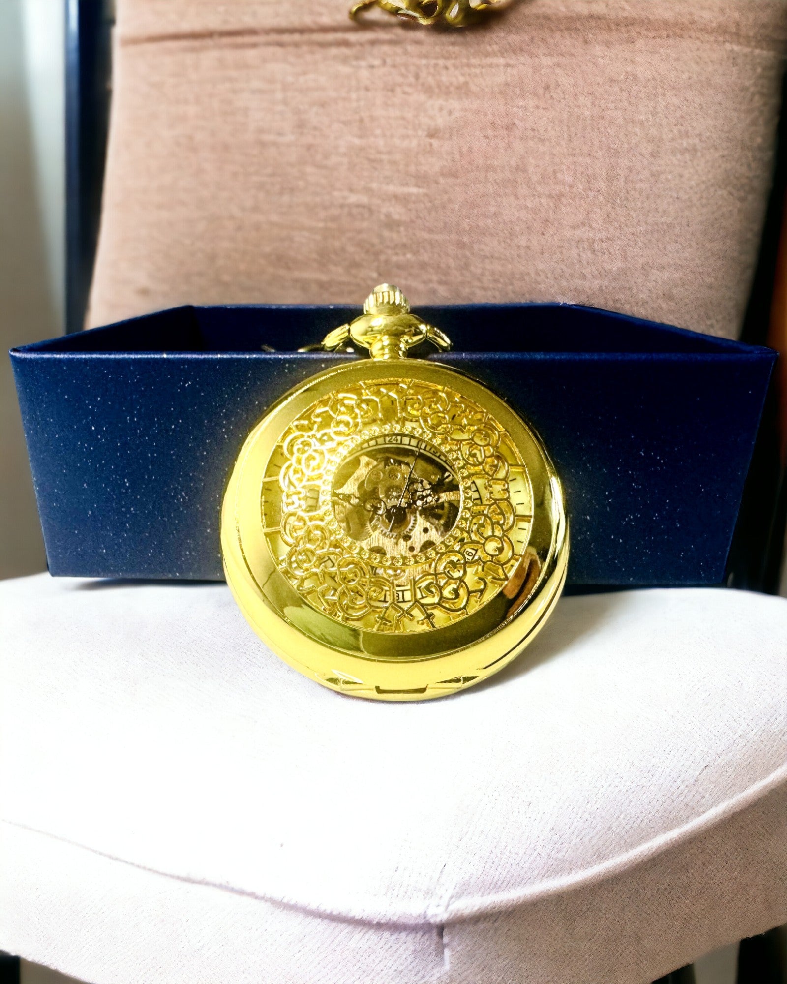 Montre de Poche Rétro Sculptée avec Mécanisme à Remontage Manuel, couleur Dorée avec Échelle Romaine et Cadran Lumineux, Style Vintage