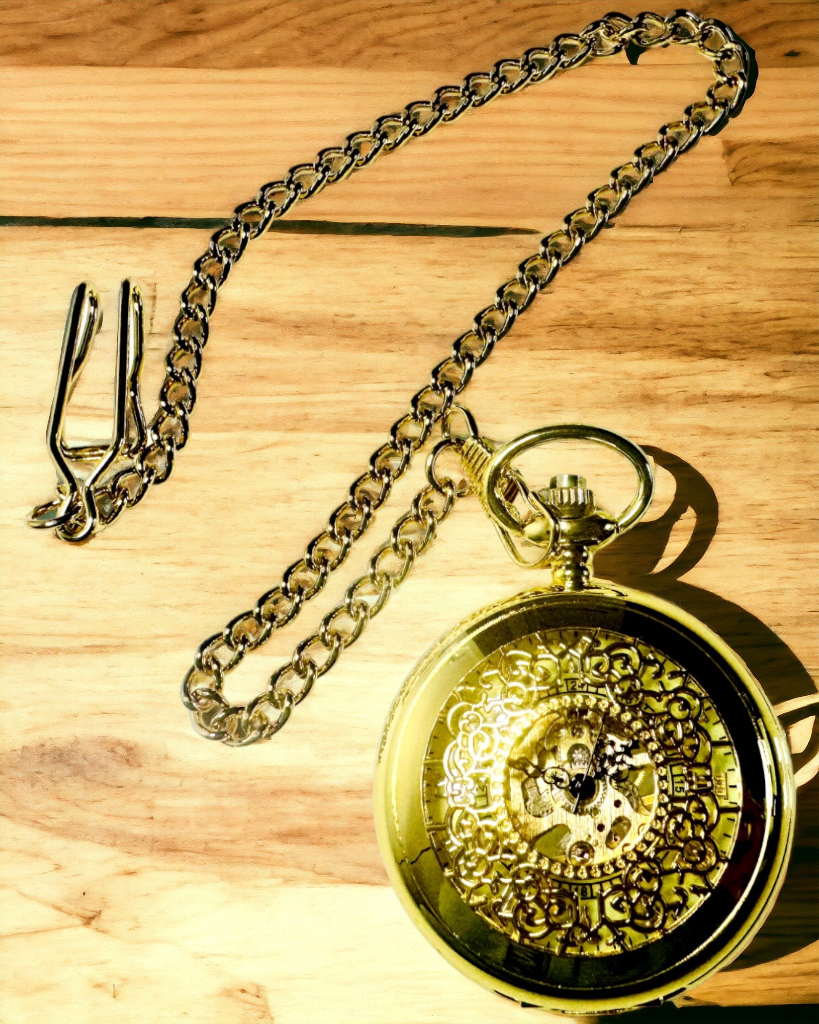 Montre de Poche Rétro Sculptée avec Mécanisme à Remontage Manuel, couleur Dorée avec Échelle Romaine et Cadran Lumineux, Style Vintage