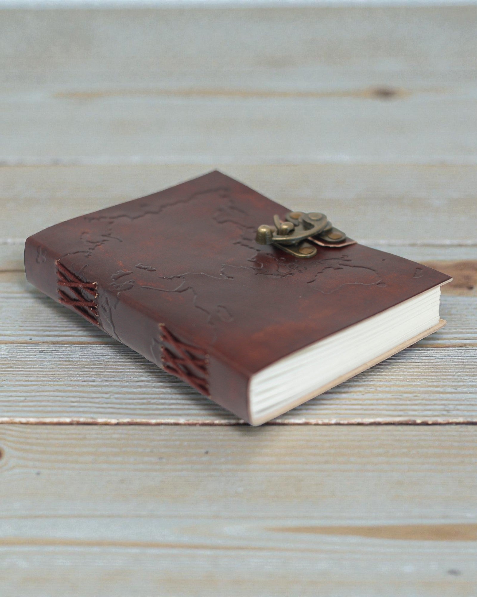 Terra Voyage – Carnet en cuir avec carte du monde en relief