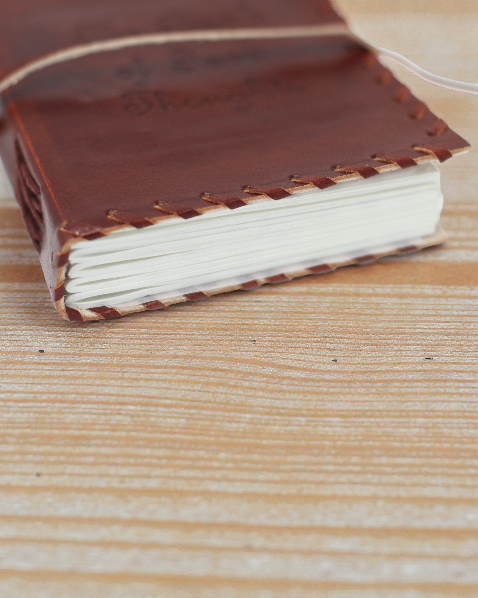 Liber Mentis – Carnet en cuir « Livre des pensées » avec lanière enroulée