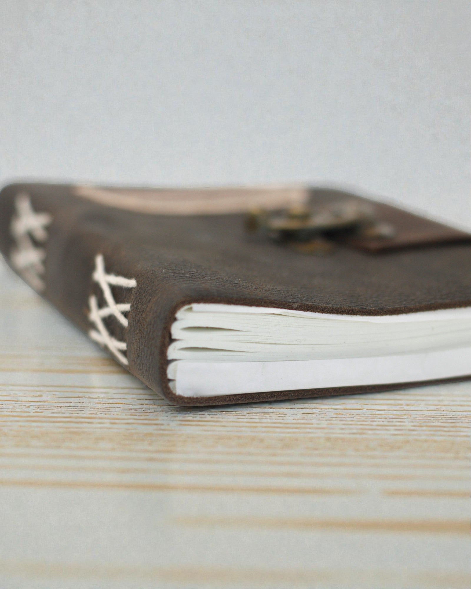 Carnet en cuir « Confessions noires » avec serrure (18x13 cm)