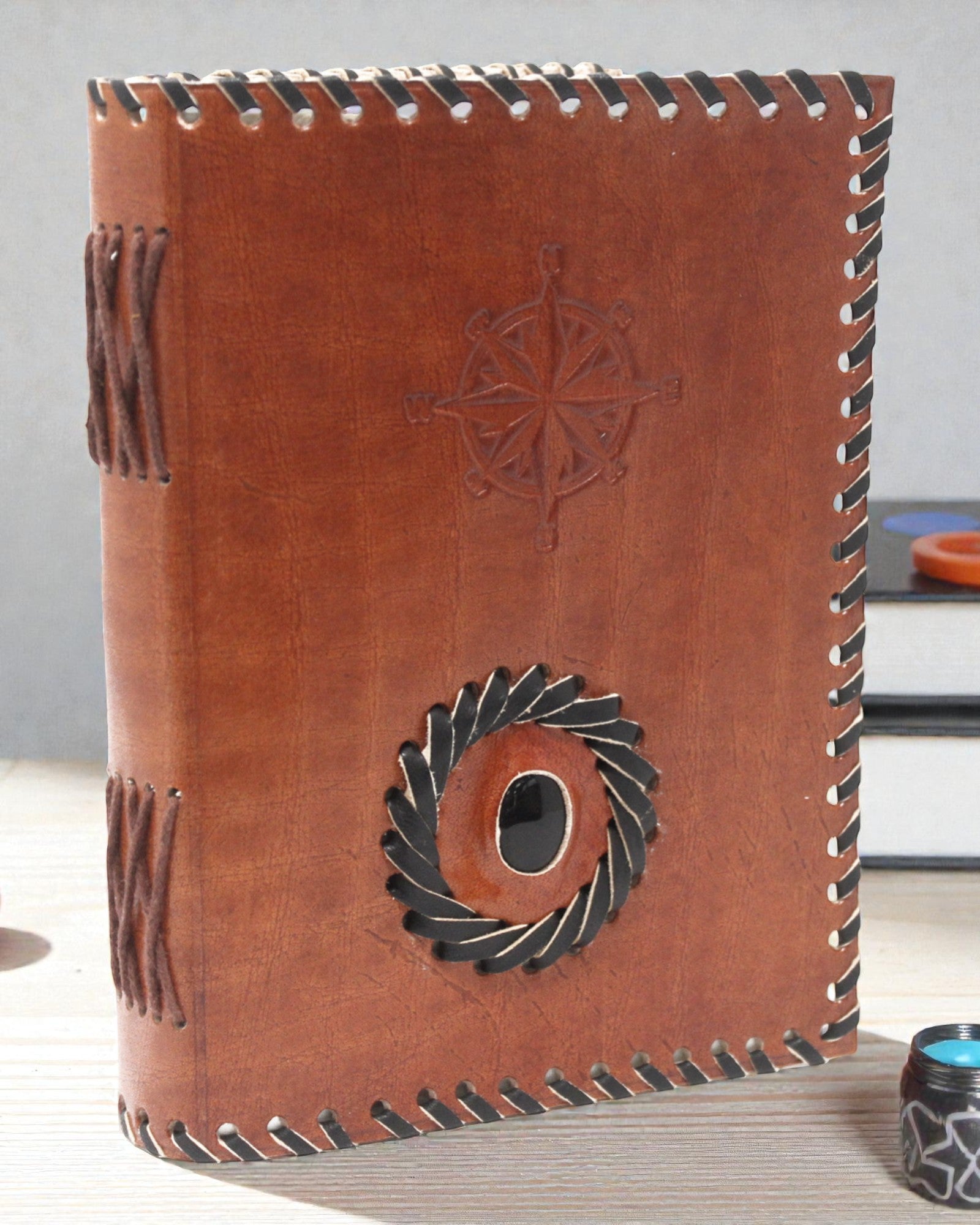 Carnet en cuir onyx noir et boussole 17x12 cm