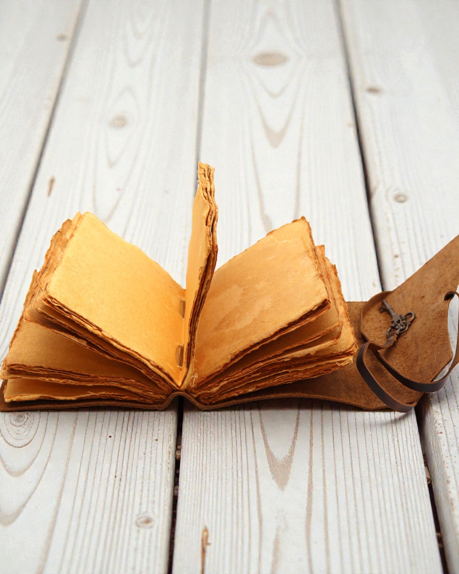 Oiled Leather Notebook with Secret Key – Vintage Diary 13 × 18 cm