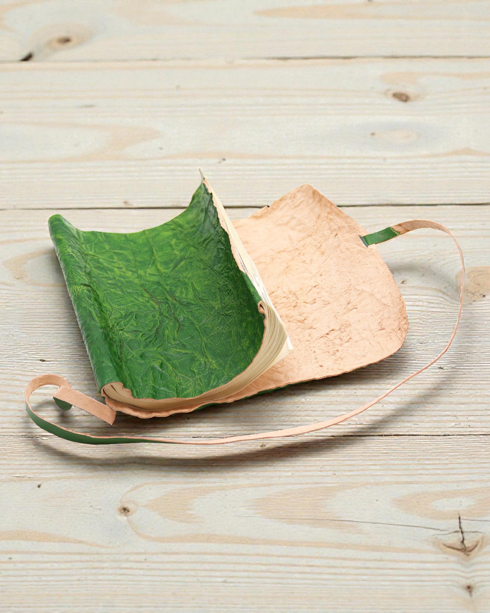 Carnet de voyage en cuir roulé - 96 pages - Vert 21x15cm