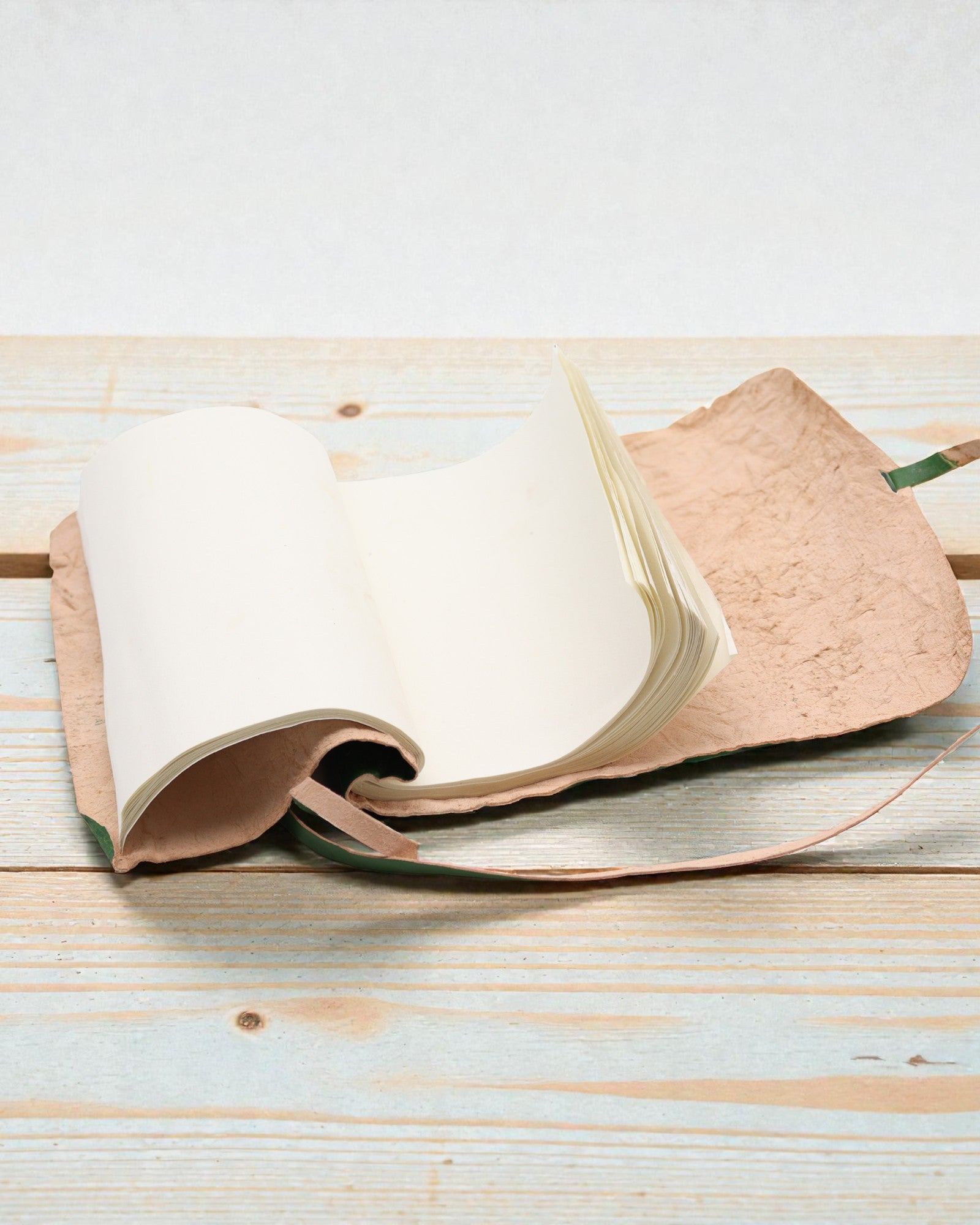 Carnet de voyage en cuir roulé - 96 pages - Vert 21x15cm