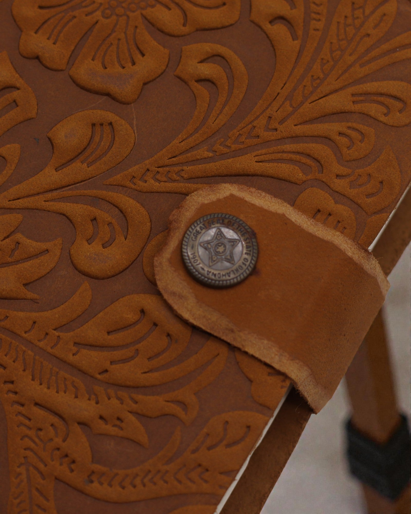 Leren notitieboek met bloemen in reliëf – bruin (17,8 x 12,7 cm)