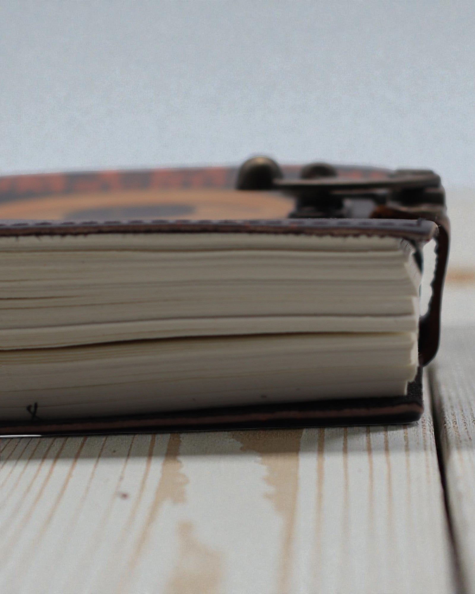 Carnet en cuir imprimé – Arrêtez le défilement anxiogène (17,8 × 12,7 cm)