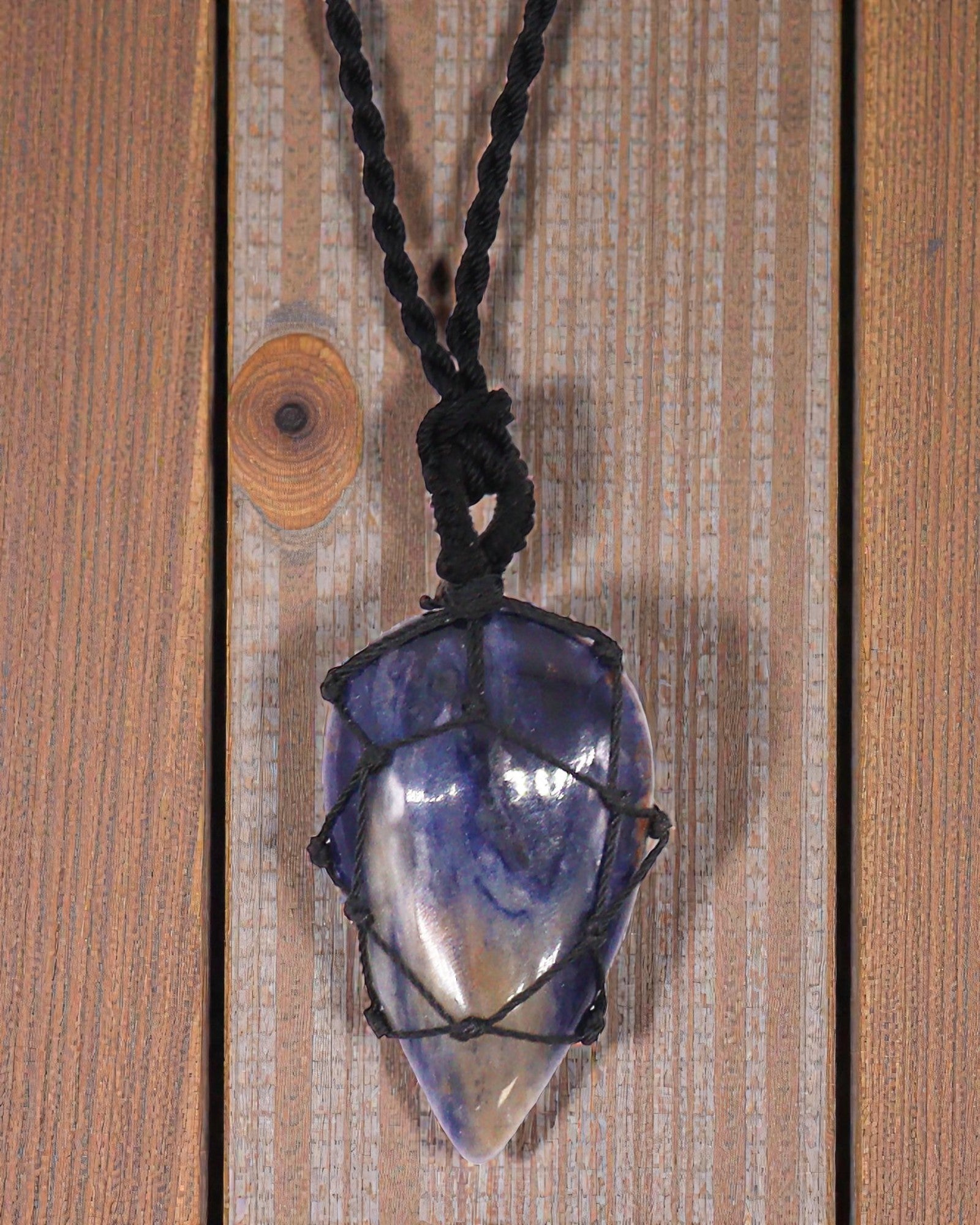 Larme de calme – Collier macramé avec sodalite