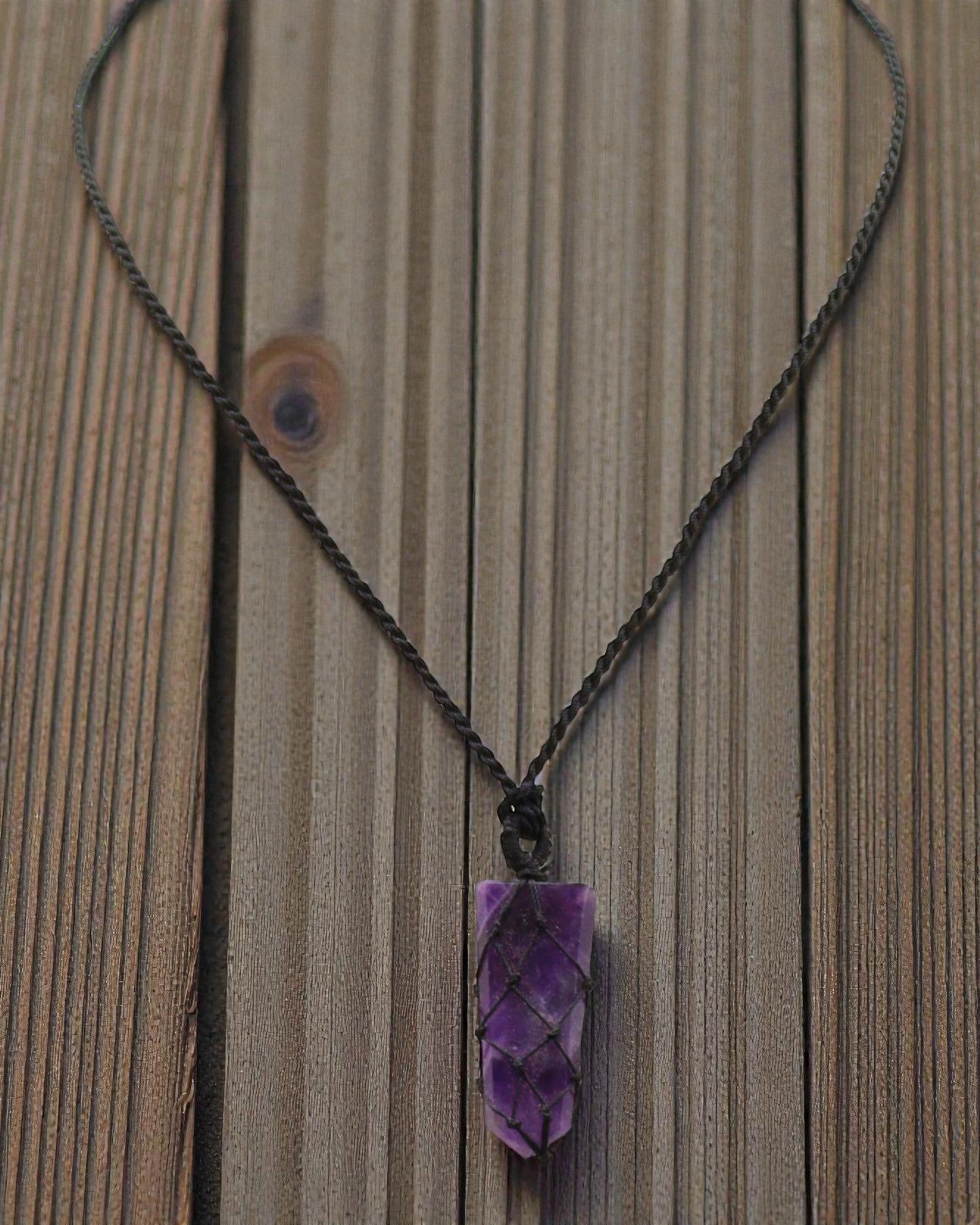 Violet Point – Macramé Necklace with a Pointed Amethyst