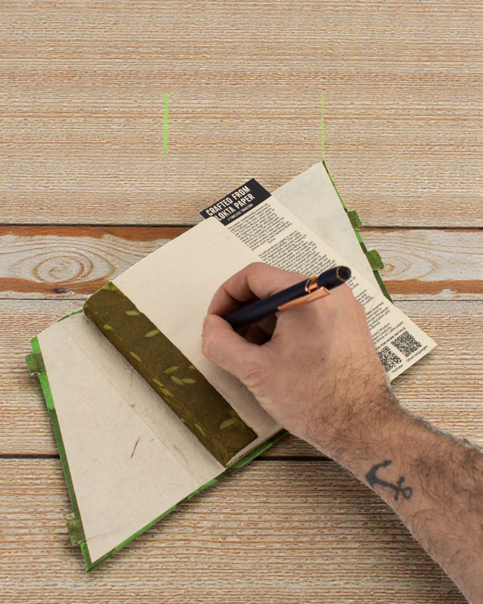 Lokta Murmure de la forêt avec fermeture en bambou – carnet 15 × 12 cm, 45 feuilles, Vert forêt