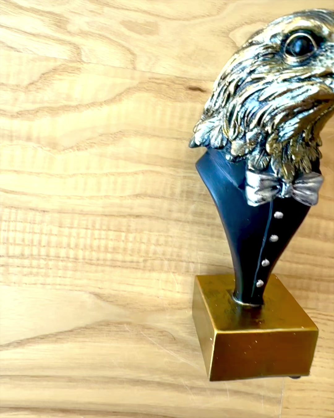 Figur eines Adlerkopfes Büffel Warden – im eleganten Frack mit Gravuroption als Geschenk