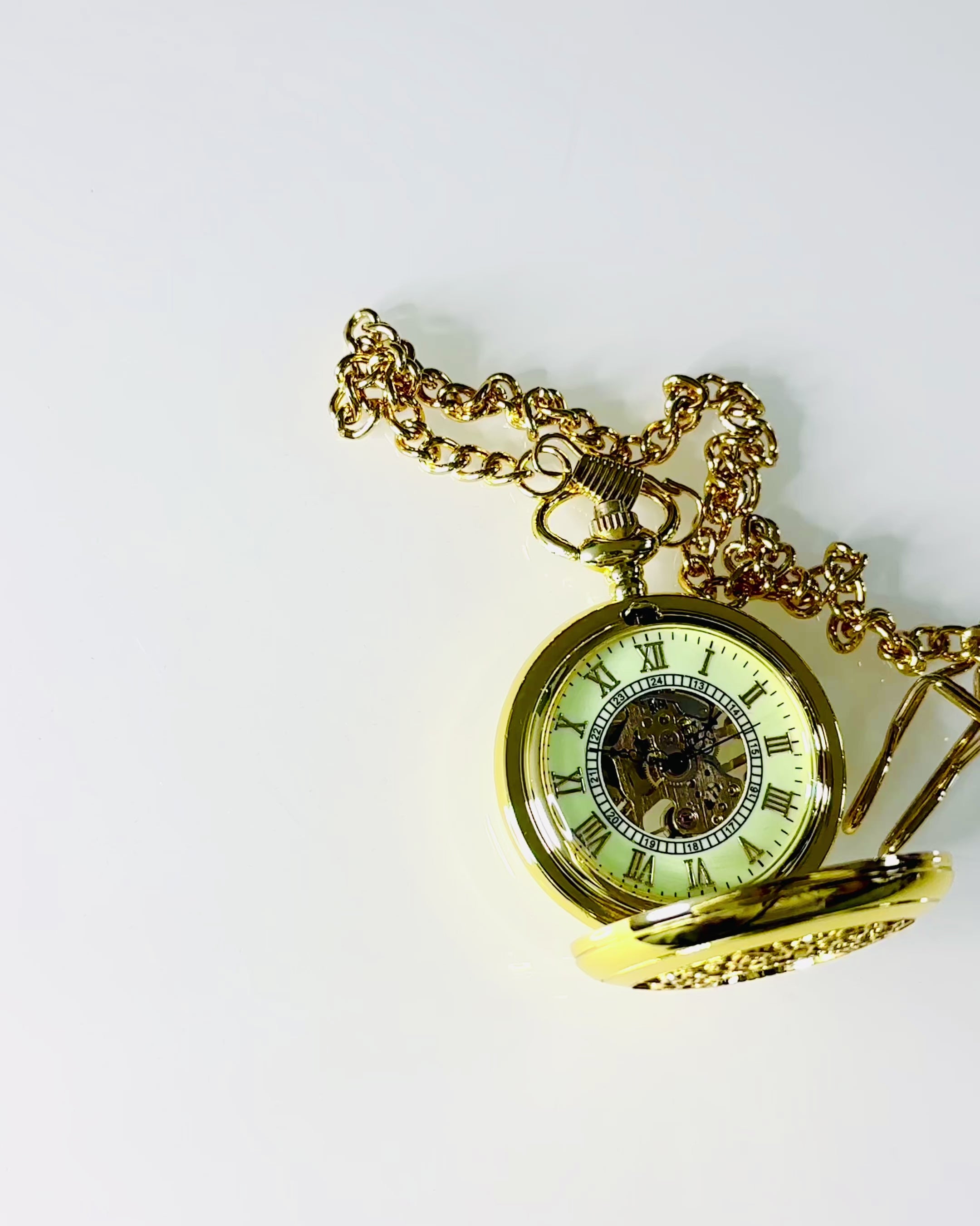 Montre de Poche Rétro Sculptée avec Mécanisme à Remontage Manuel, couleur Dorée avec Échelle Romaine et Cadran Lumineux, Style Vintage