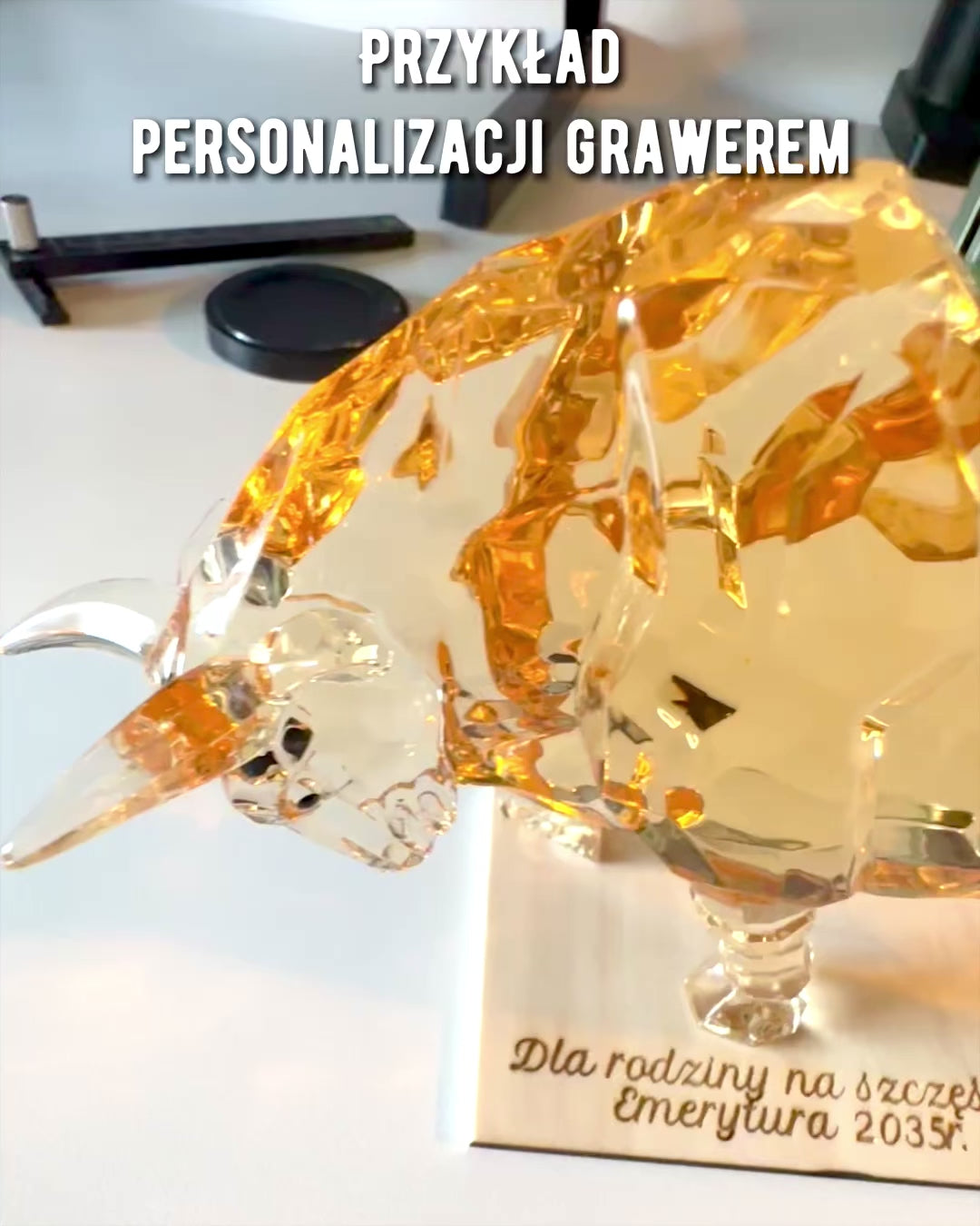 Statue "Złoty Byk" en résine, design transparent, possibilité de personnalisation