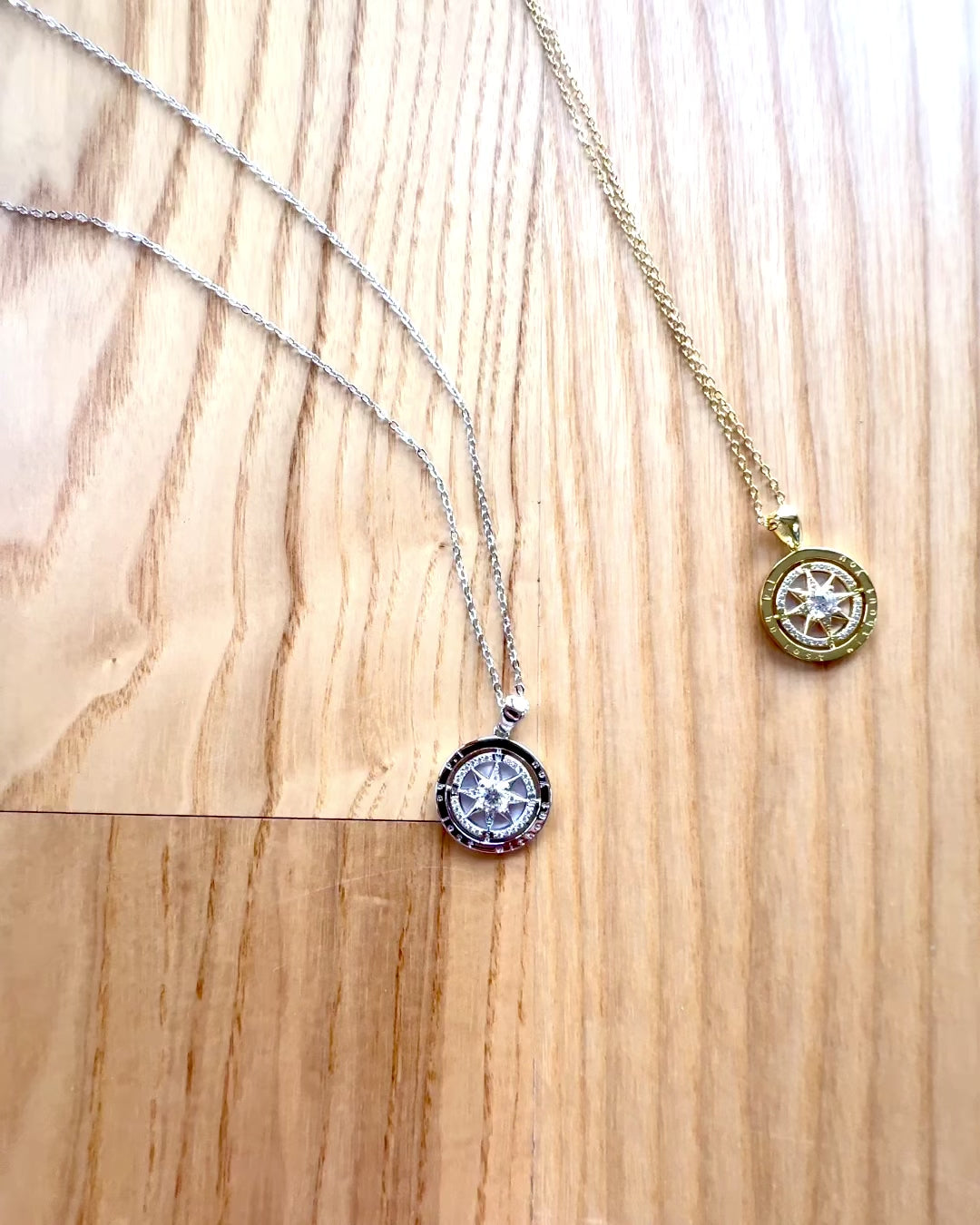 Collier Boussole "Direction Étoilée", possibilité de personnalisation avec gravure, 2 variantes de couleur au choix