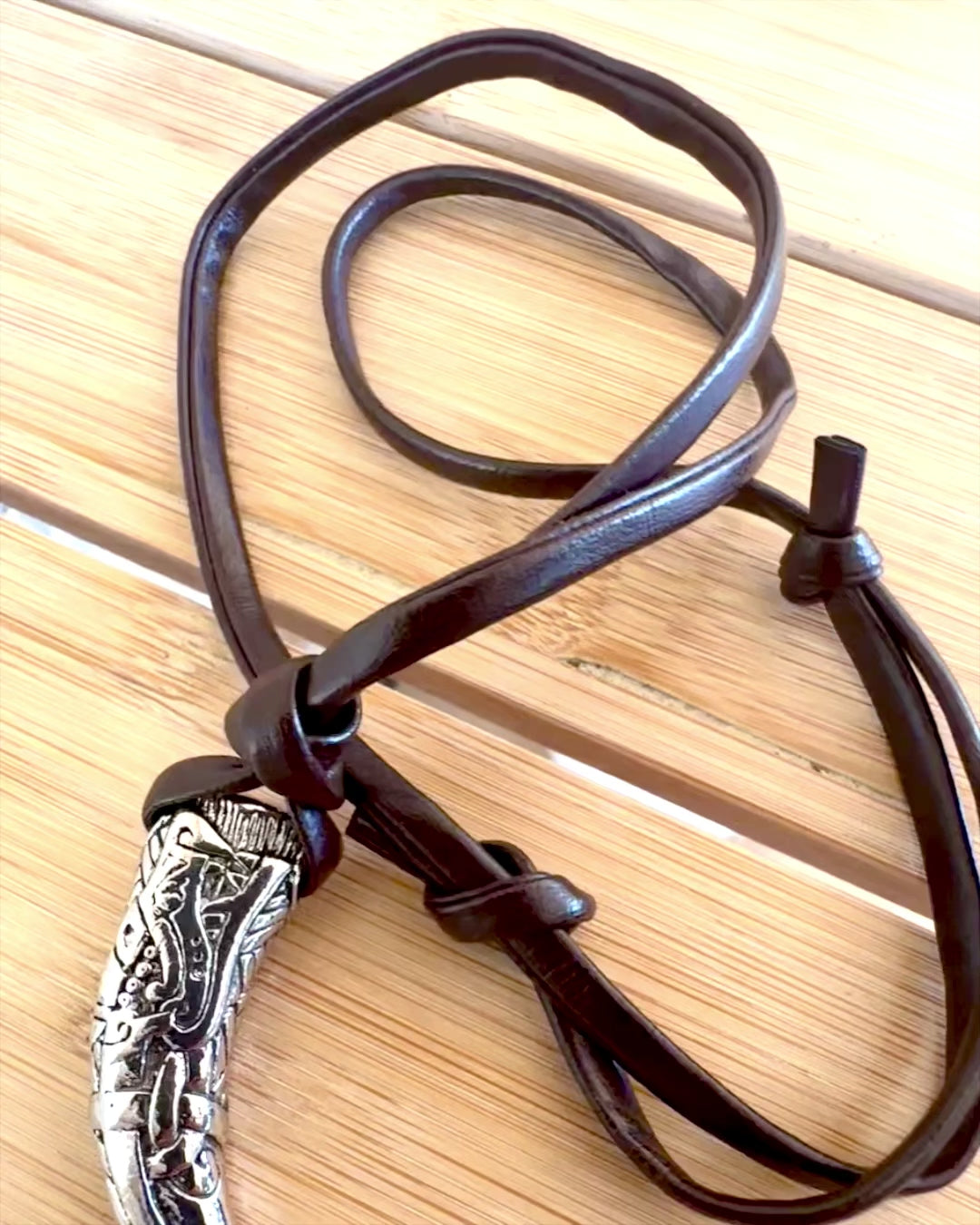 Edelstahl-Wolfszahn – Amulett des Mutes, Halskette mit Gravur zur Personalisierung als Geschenk