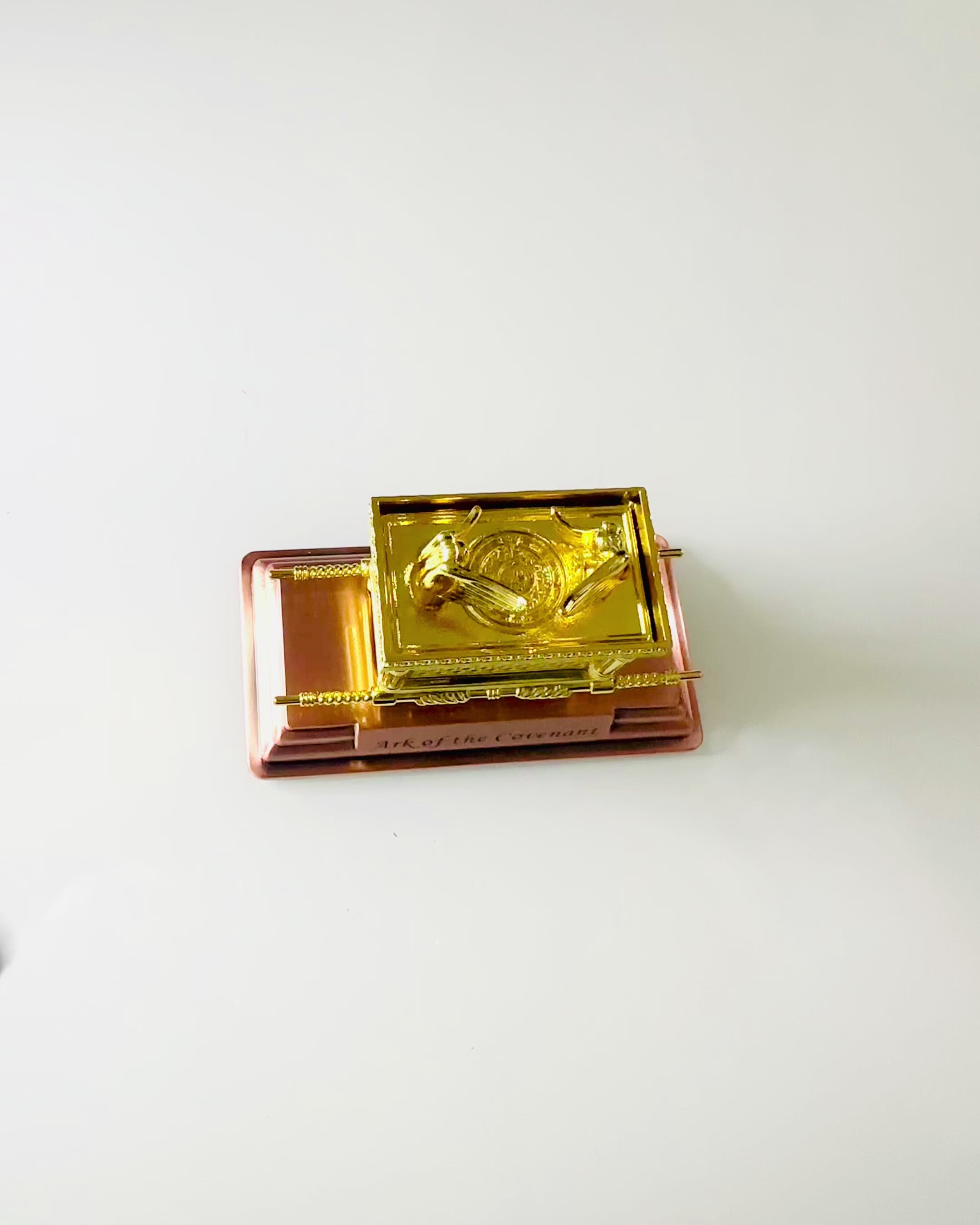 Miniature Majestueuse de l'Arche d'Alliance en Cadre Doré 11,2 x 5,8 x 7,3 cm - Arche Exclusive, Décoration en Édition Dorée