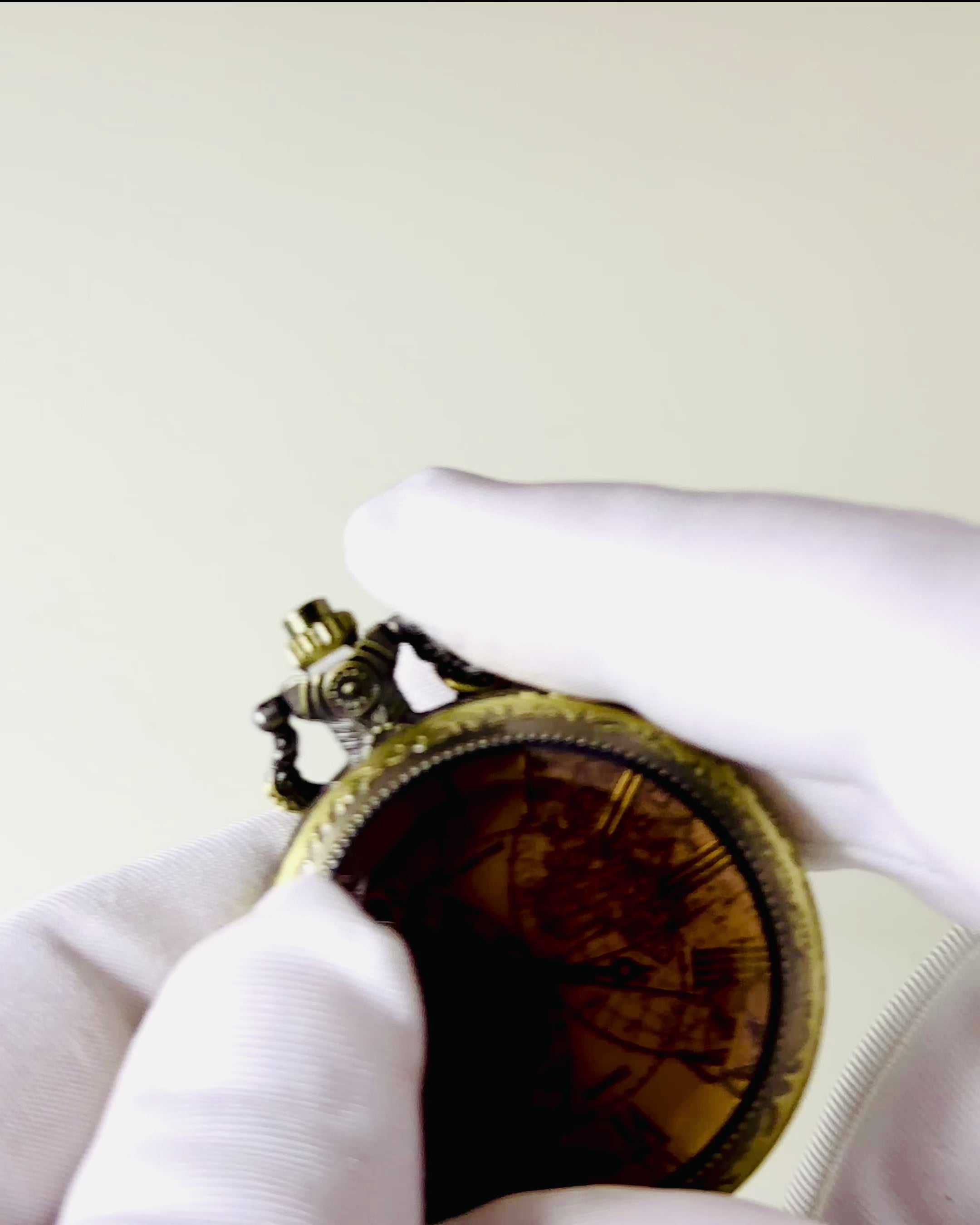 Montre de Poche Classique à Quartz avec Carte du Monde – Pendentif avec Chaîne Style Vintage pour Elle et Lui, gravure