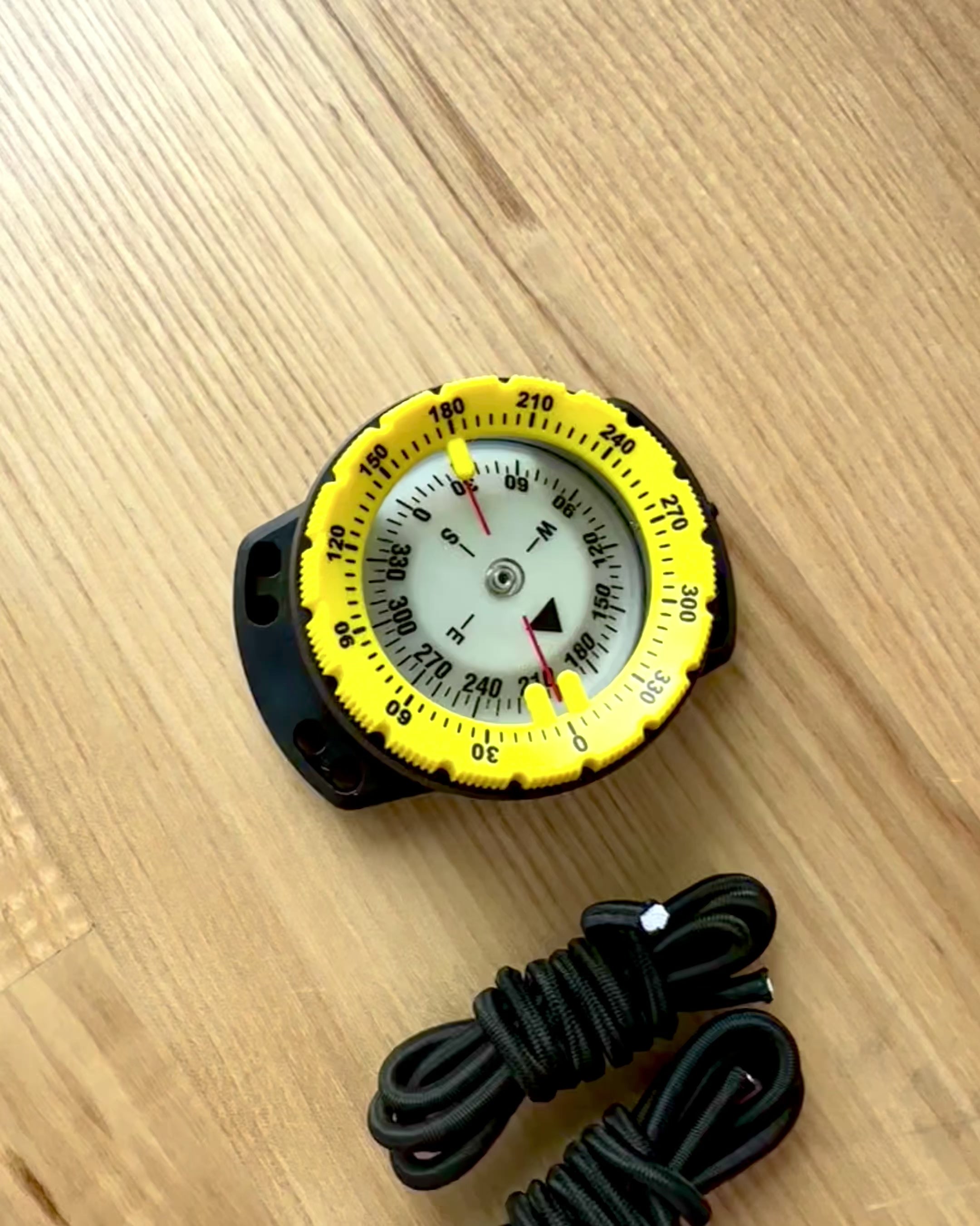 Boussole de plongée AquaGuide - boussole étanche avec fonction de luminescence et bracelet flexible, possibilité de personnalisation