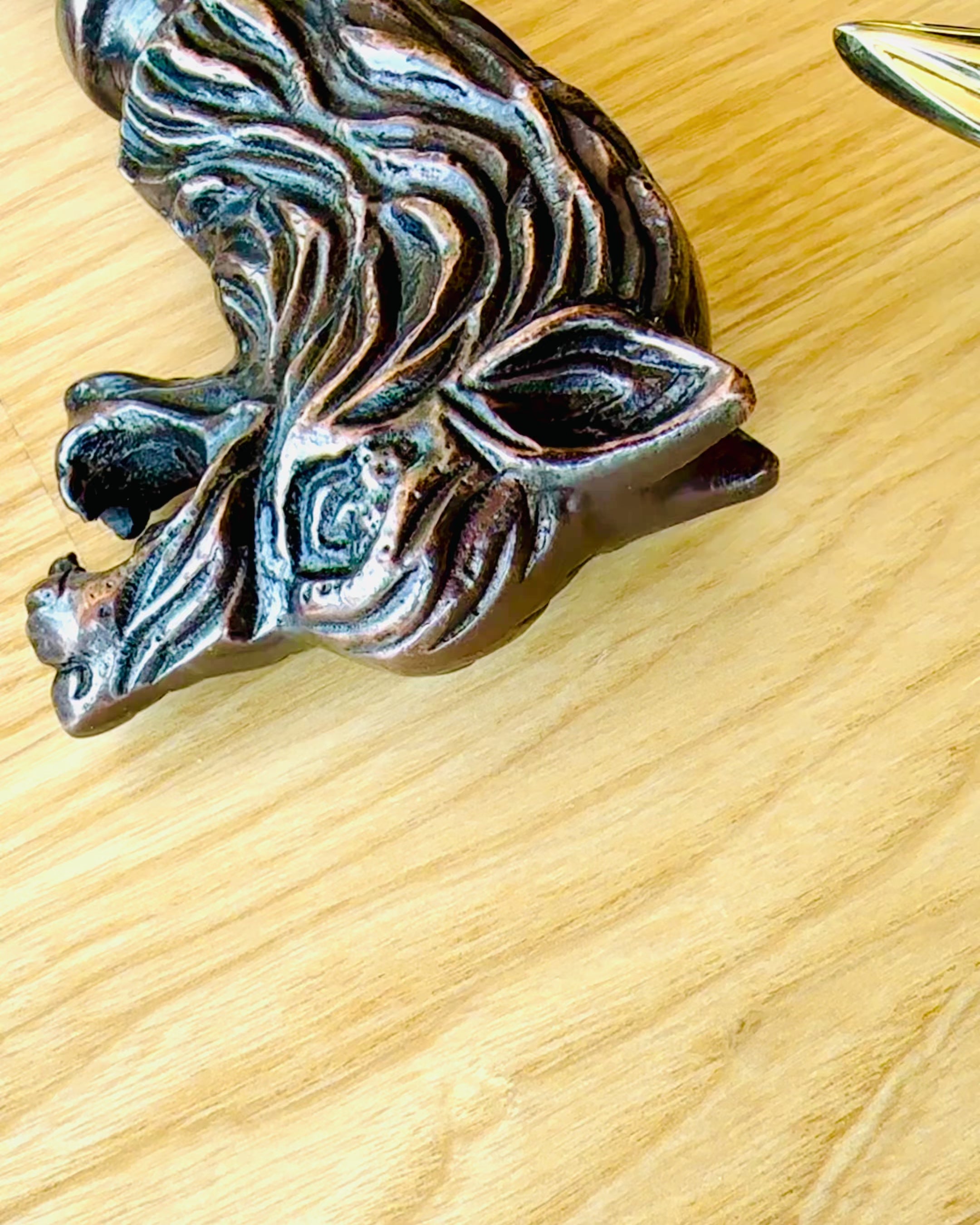 Canne de marche 'Wolf' - Bois de manguier indien avec possibilité de gravure, marron avec motif sculpté