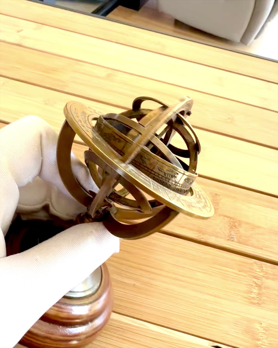 Messingarmillarsphäre „AstroGlobe“ 13 cm hoch, handgefertigt mit Gravuroption, Dekoration für das Büro