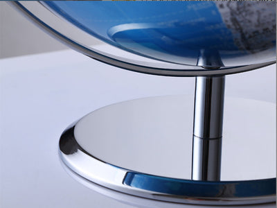 Kleiner dekorativer Globus in blau-silberner Farbgebung mit Möglichkeit zur Personalisierung durch Gravur, ideal als Geschenk, Höhe 20 cm, elegante Wohnzimmerdekoration mit geografischen Namen in englischer und chinesischer Sprache.