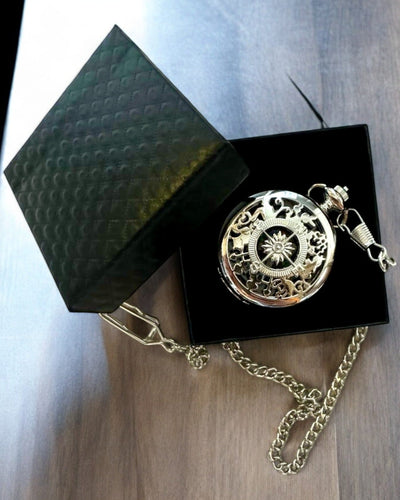 Compas de Poche Argenté Style Rétro avec Motif Ajouré – Élégant et Pratique. Gravure