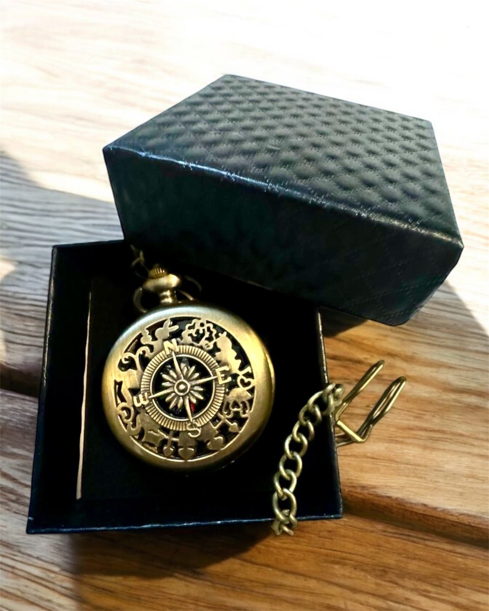 Antique Bronze-Gold Pocket Compass with Filigree Design – Perfect for Explorers and Retro Enthusiasts. Personalization with Engraving