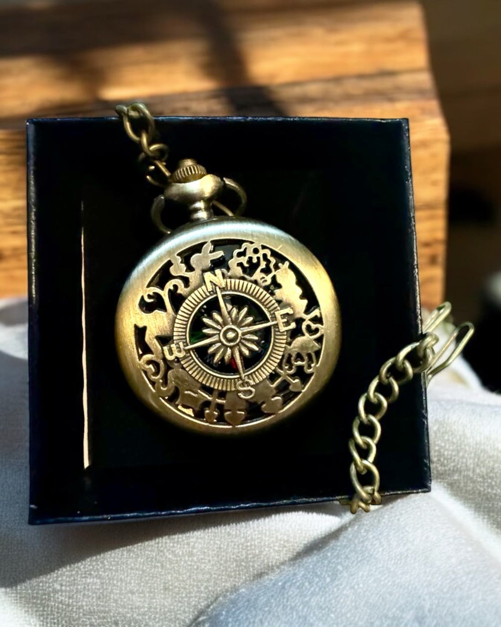 Antiker bronzegoldener Taschenuhrkompass mit filigranem Muster – Perfekt für Entdecker und Retro-Liebhaber. Personalisierung mit Gravur