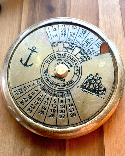 Mini Calendrier du Capitaine "Navigator" – décoration en laiton avec l'esprit de la navigation, option de gravure pour cadeau, 5 cm de diamètre
