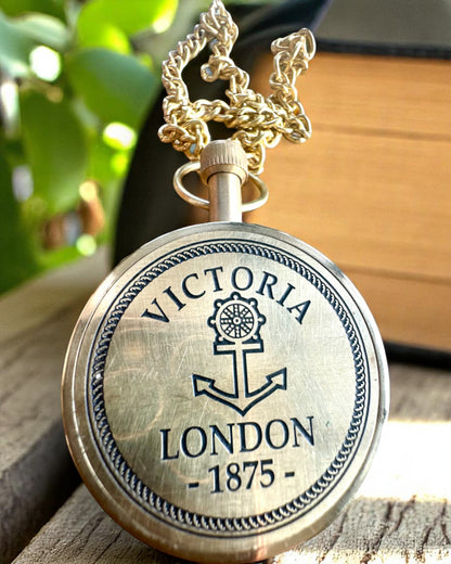 Zegarek Kieszonkowy „Victoria Crown” – Mosiężny, Ręcznie Wykonany w Indiach, 5 cm szerokości, japoński mechanizm, możliwość personalizacji grawerem na prezent