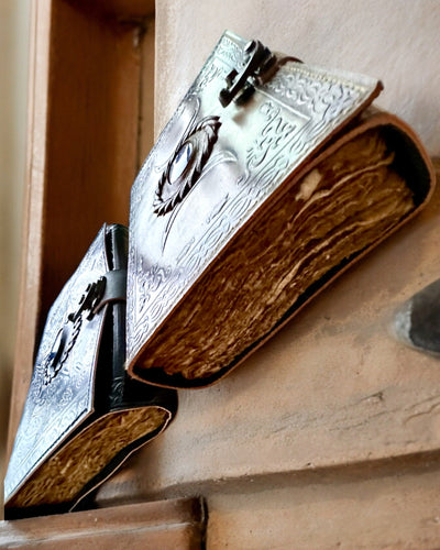 Journal Premium, Motif Antique, Carnet en Cuir "Chronique Magique" 200 pages, 2 variantes au choix, personnalisation par gravure